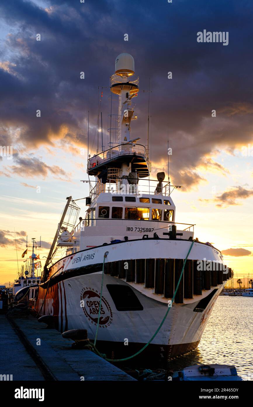 Ein Schiff der humanitären Organisation "Open Arms" hat im Hafen von Burriana, Spanien, angedockt. Stockfoto