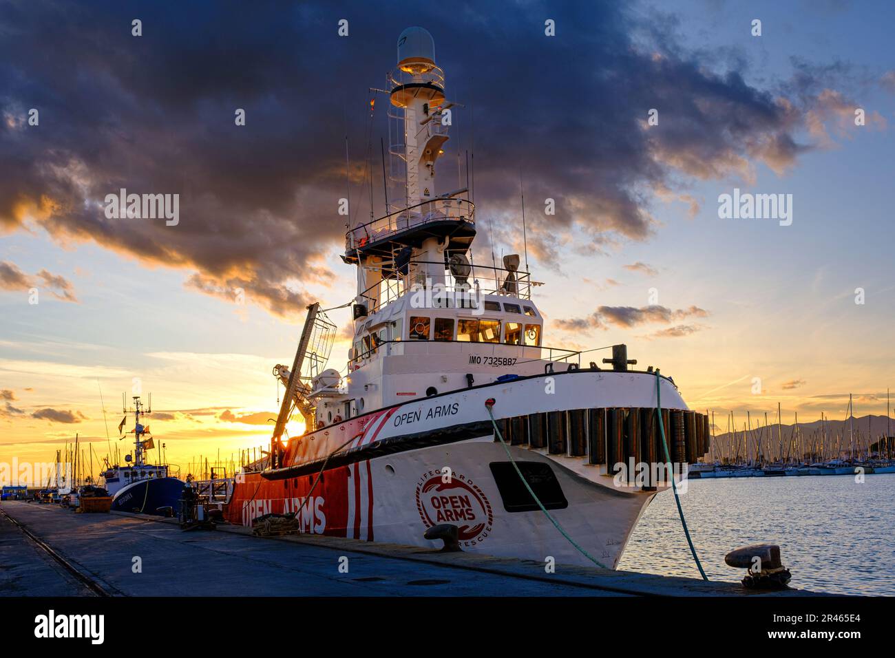 Ein Schiff der humanitären Organisation "Open Arms" hat im Hafen von Burriana, Spanien, angedockt. Stockfoto