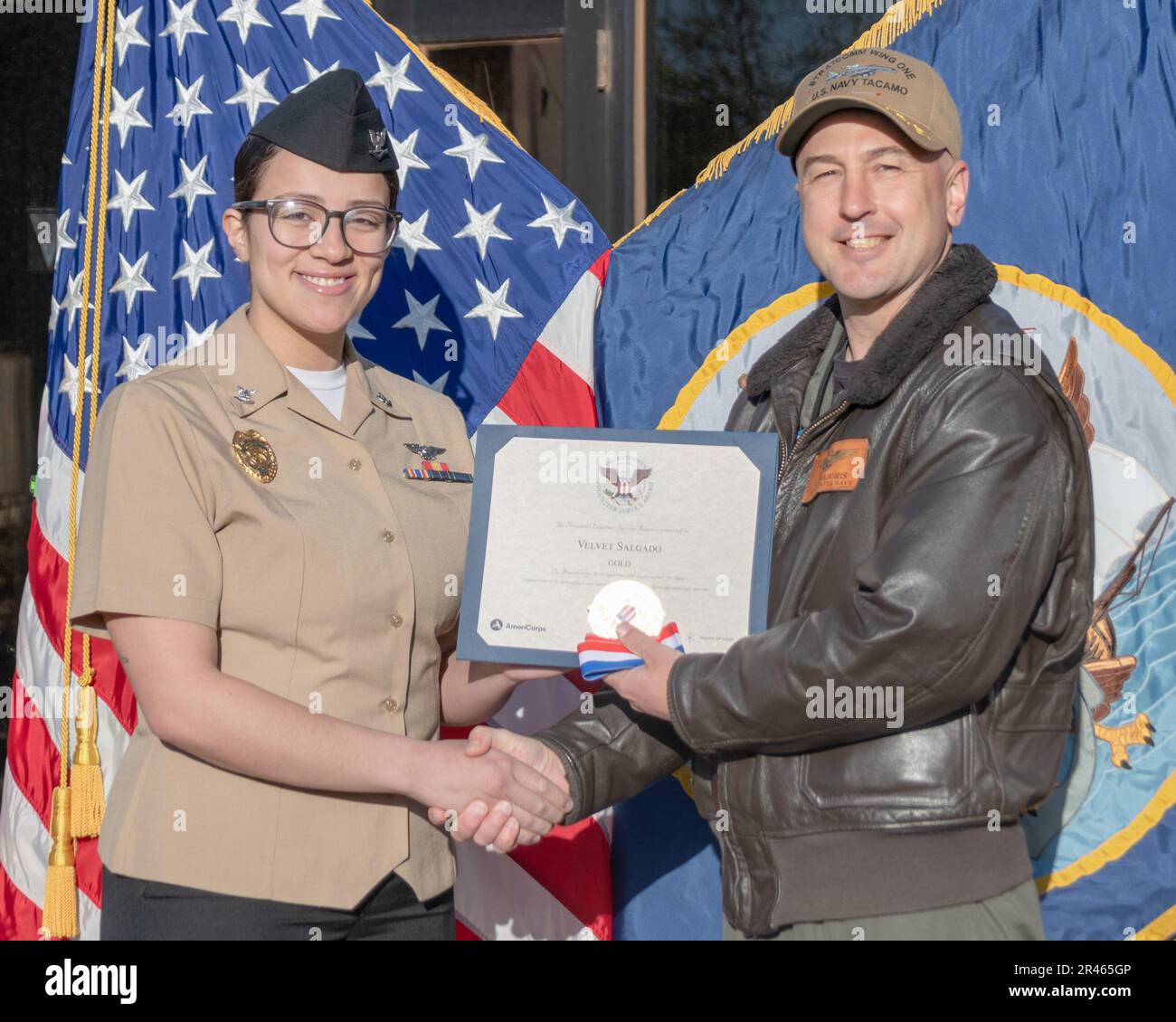 230406-N-MR862-080 LUFTWAFFENSTÜTZPUNKT TINKER, OKLAISCH. (6. April 2023) Kapitän Robert ‚Skillz‘ Majoris, commodore, Strategic Communications Wing (SCW) 1, überreicht Master-at-Arms 3. Class Velvet Salgado in einem Preisverleihungsquartal am 6. April 2023 mit dem President's Volunteer Service Award. SCW-1 ist ein Mieter des Kommandos der Marine-Luftwaffe, der die nationale Sicherheit durch die Abschreckung gegensätzlicher nuklearer Ambitionen gewährleistet. Stockfoto