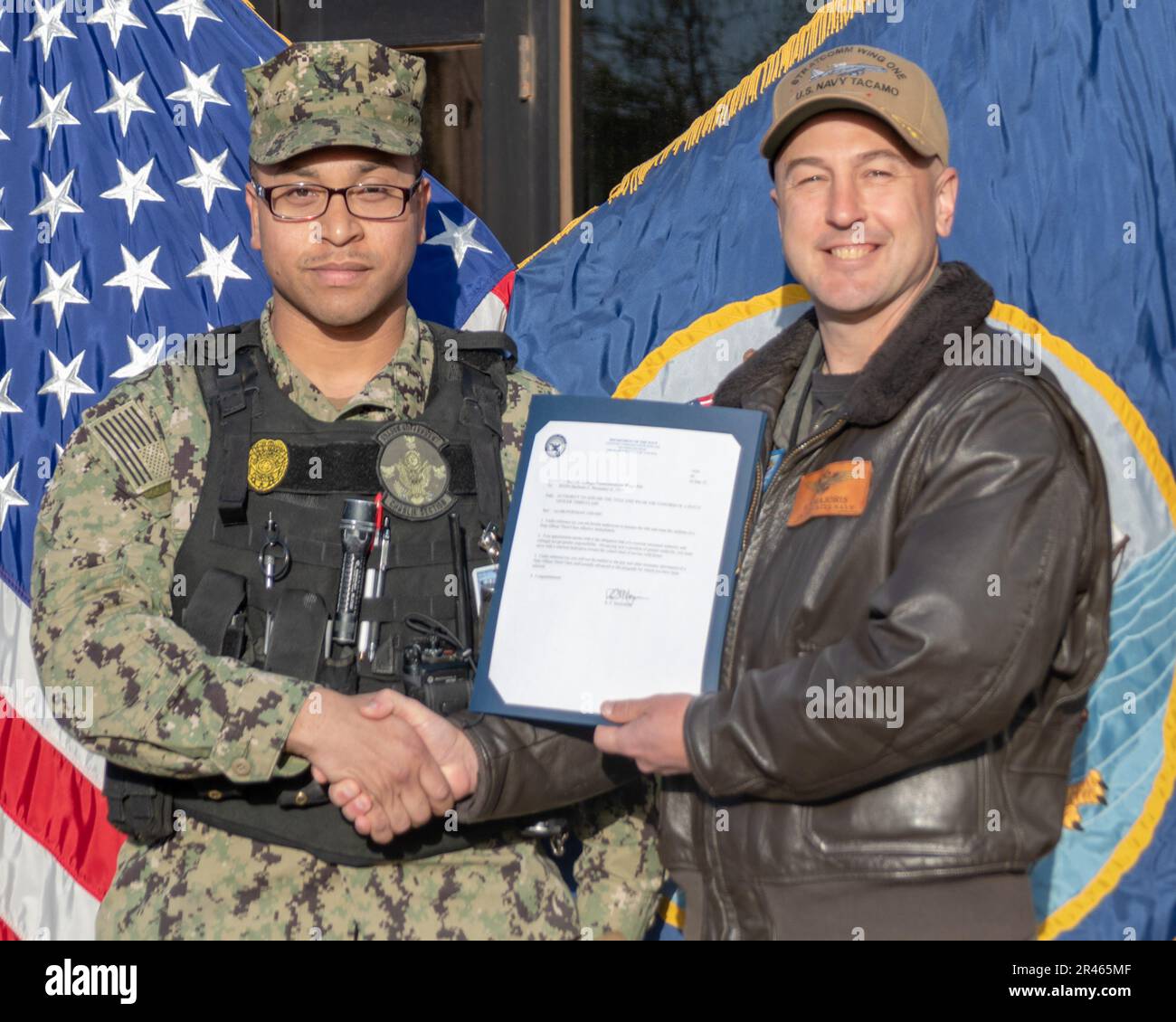 230406-N-MR862-048 LUFTWAFFENSTÜTZPUNKT TINKER, OKLAISCH. (6. April 2023) Kapitän Robert ‚Skillz‘ Majoris, kommodore, Strategic Communications Wing (SCW) 1, verleiht Master-at-Arms Seaman Heriberto Hernandez mit einem tollen Brief, der ihn in einem Preisquartier am 6. April 2023 auf verdienstvolle Weise zum Petty Officer 3. Klasse befördert. SCW-1 ist ein Mieter des Kommandos der Marine-Luftwaffe, der die nationale Sicherheit durch die Abschreckung gegensätzlicher nuklearer Ambitionen gewährleistet. Stockfoto