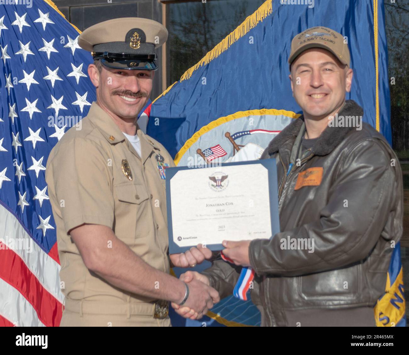 230406-N-MR862-070 LUFTWAFFENSTÜTZPUNKT TINKER, OKLAISCH. (6. April 2023) Kapitän Robert ‚Skillz‘ Majoris, commodore, Strategic Communications Wing (SCW) 1, überreicht den Oberbürgermeister von Master-at-Arms Jonathan Cox bei einer Preisverleihung am 6. April 2023 mit dem President's Volunteer Service Award. SCW-1 ist ein Mieter des Kommandos der Marine-Luftwaffe, der die nationale Sicherheit durch die Abschreckung gegensätzlicher nuklearer Ambitionen gewährleistet. Stockfoto