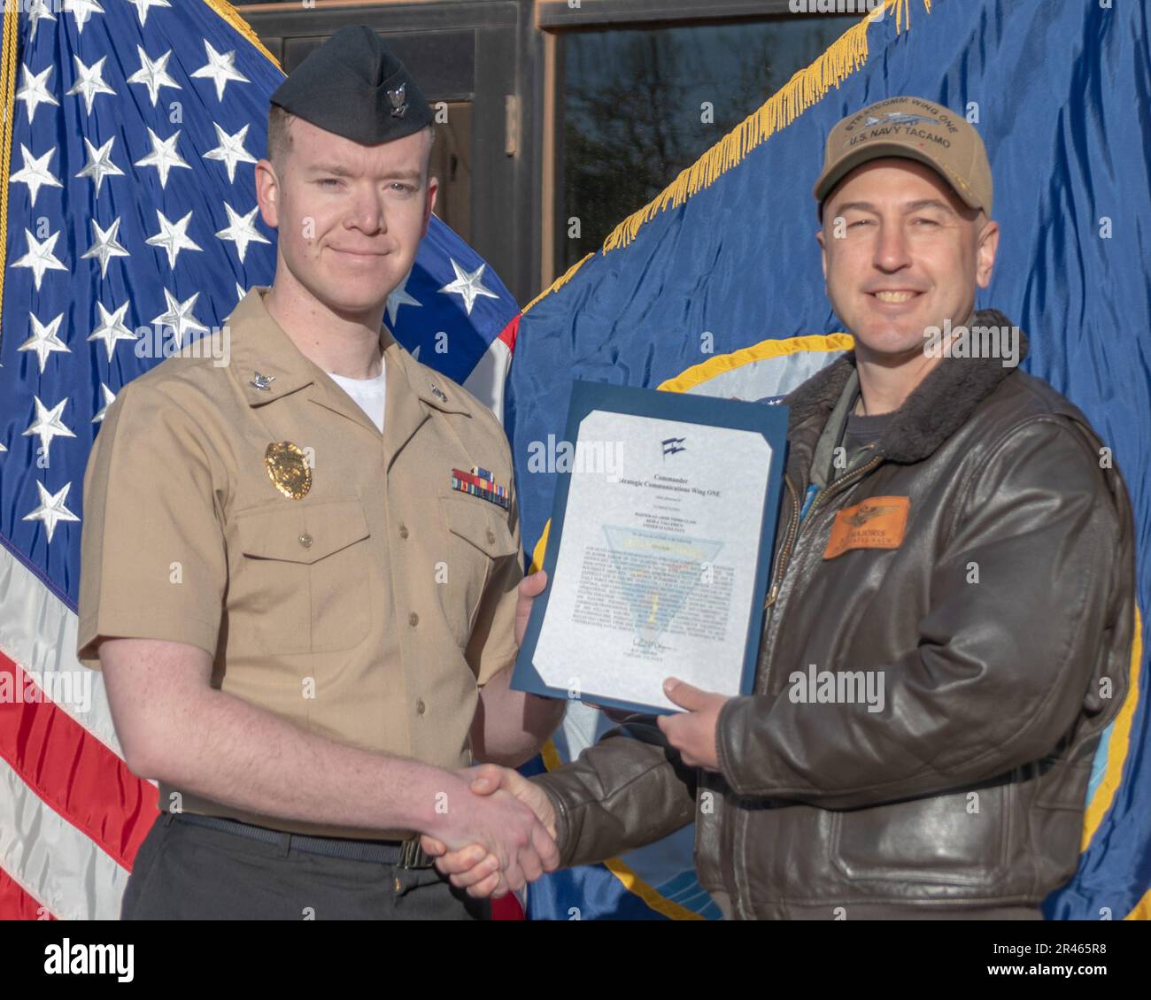 230406-N-MR862-066 LUFTWAFFENSTÜTZPUNKT TINKER, OKLAISCH. (6. April 2023) Kapitän Robert ‚Skillz‘ Majoris, kommodore, Strategic Communications Wing (SCW) 1, präsentiert Master-at-Arms 3. Klasse Reid Tallerico mit einem Empfehlungsschreiben in einem Preisverleihungsquartal am 6. April 2023. SCW-1 ist ein Mieter des Kommandos der Marine-Luftwaffe, der die nationale Sicherheit durch die Abschreckung gegensätzlicher nuklearer Ambitionen gewährleistet. Stockfoto