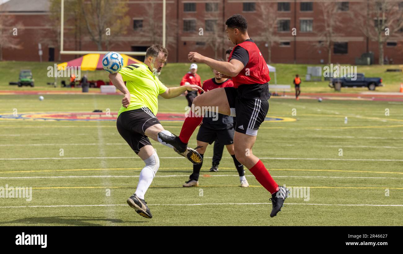 Teilnehmer des Quantico Crossroads Cup, ausgerichtet vom Marine Corps Community Services Quantico, kämpfen um den Fußball während des Fußballturniers 7v7 im Butler Stadium auf der Marine Corps Basis Quantico, Virginia, 1. April 2023. Innermuraler Sport verbessert die individuelle Moral und den Teamgeist und fördert Teamarbeit und Zusammenarbeit durch freundschaftlichen Wettkampf. Stockfoto