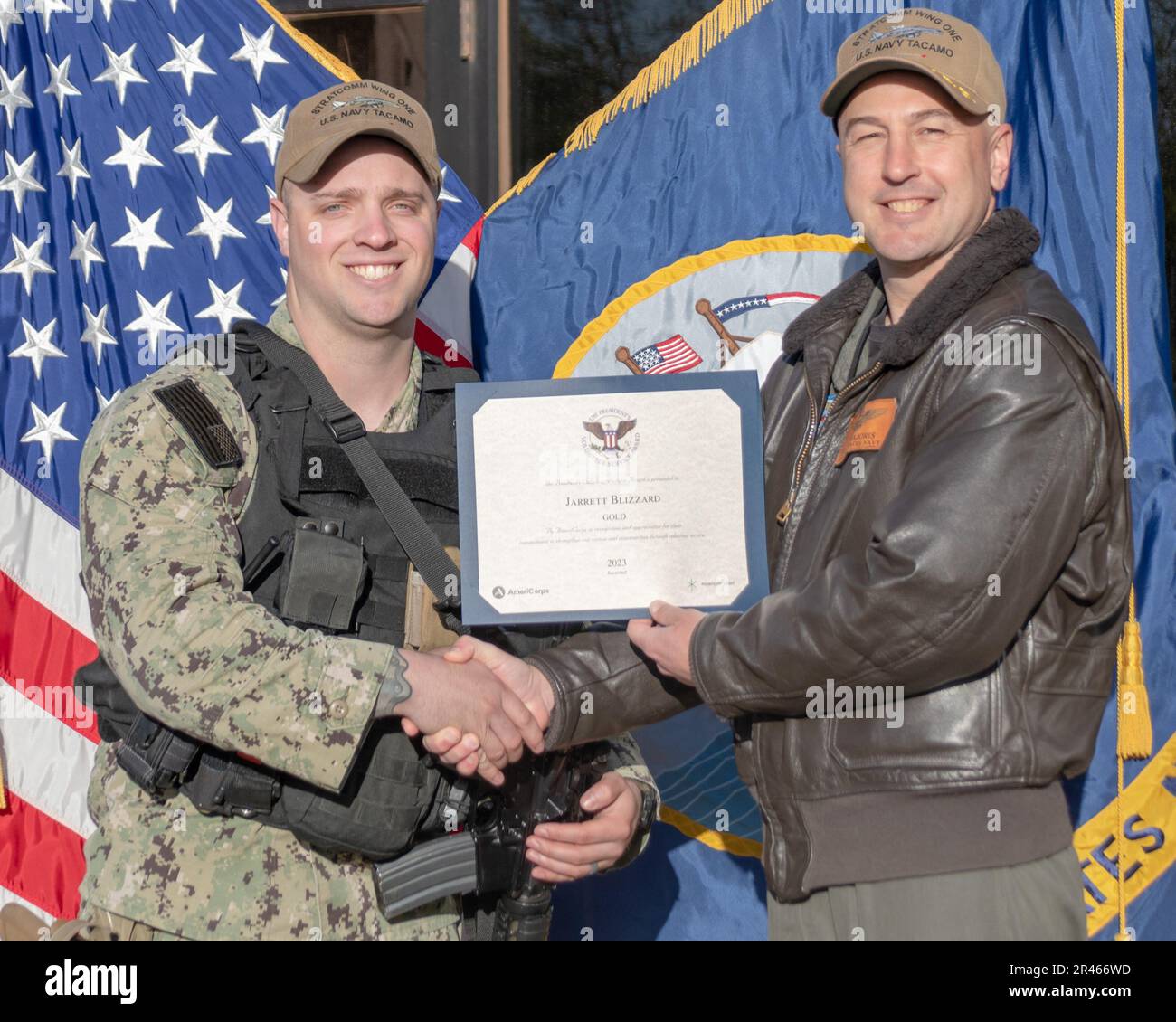 230406-N-MR862-078 LUFTWAFFENSTÜTZPUNKT TINKER, OKLAISCH. (6. April 2023) Kapitän Robert ‚Skillz‘ Majoris, commodore, Strategic Communications Wing (SCW) 1, überreicht Master-at-Arms 2. Class Jarrett Blizzard mit dem President's Volunteer Service Award bei einem Preisverleih am 6. April 2023. SCW-1 ist ein Mieter des Kommandos der Marine-Luftwaffe, der die nationale Sicherheit durch die Abschreckung gegensätzlicher nuklearer Ambitionen gewährleistet. Stockfoto