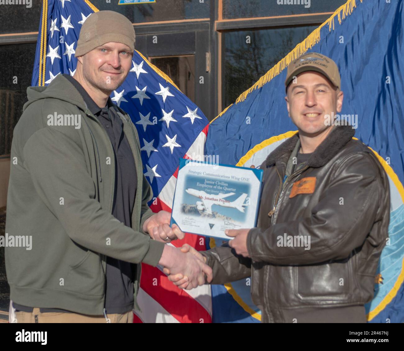 230406-N-MR862-068 LUFTWAFFENSTÜTZPUNKT TINKER, OKLAISCH. (6. April 2023) Kapitän Robert ‚Skillz‘ Majoris, commodore, Strategic Communications Wing (SCW) 1, präsentiert Jonathan Pruden bei einer Preisverleihung am 6. April 2023 mit Junior Civil of the Quarter. SCW-1 ist ein Mieter des Kommandos der Marine-Luftwaffe, der die nationale Sicherheit durch die Abschreckung gegensätzlicher nuklearer Ambitionen gewährleistet. Stockfoto
