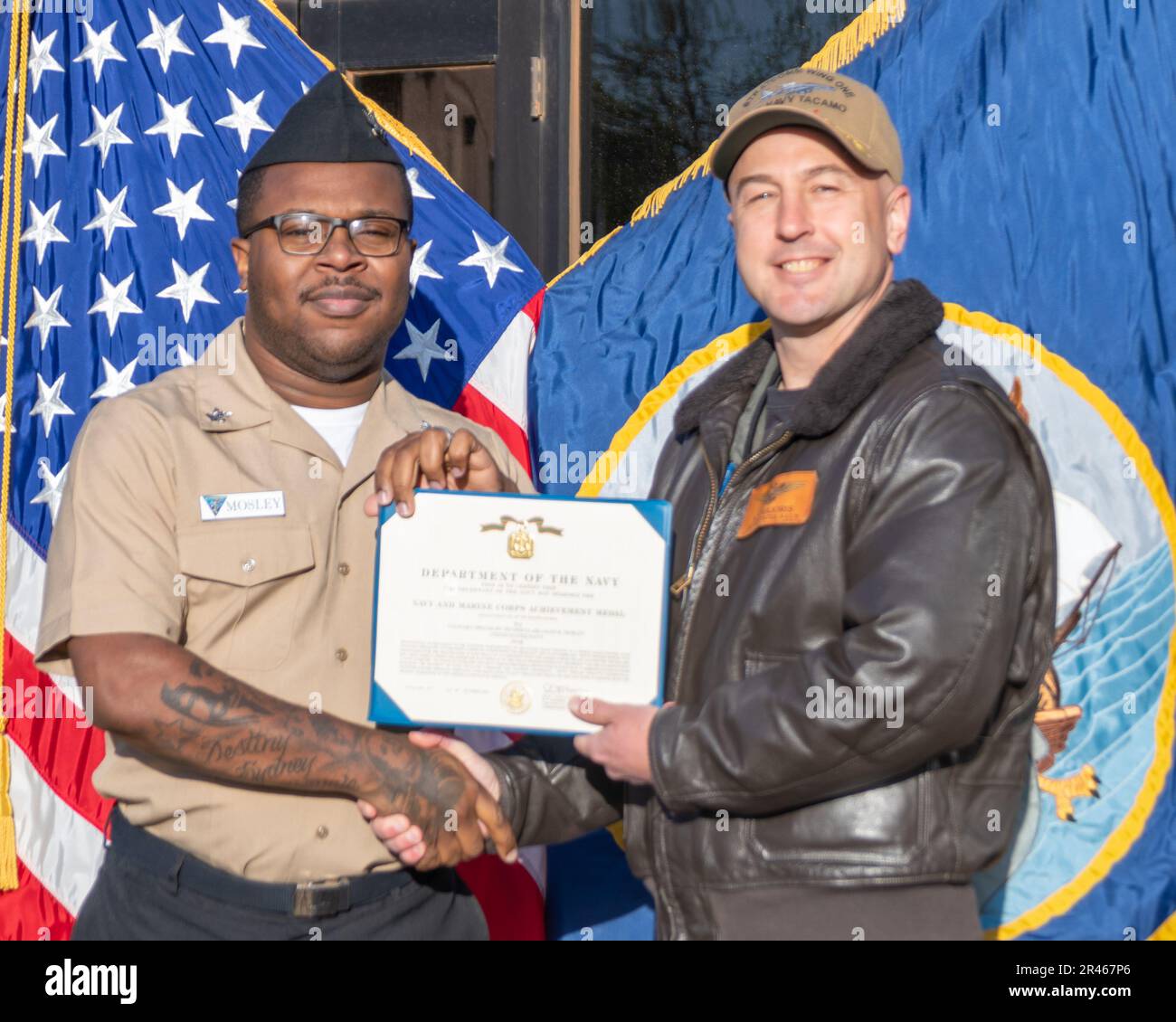 230406-N-MR862-062 LUFTWAFFENSTÜTZPUNKT TINKER, OKLAISCH. (6. April 2023) Kapitän Robert ‚Skillz‘ Majoris, commodore, Strategic Communications Wing (SCW) 1, überreicht den kulinarischen Spezialisten Jalen Mosley der 2. Klasse am 6. April 2023 in einem Preisverleihungsquartal mit einer Marinemedaille für Errungenschaften der Marine und des Marine Corps. SCW-1 ist ein Mieter des Kommandos der Marine-Luftwaffe, der die nationale Sicherheit durch die Abschreckung gegensätzlicher nuklearer Ambitionen gewährleistet. Stockfoto