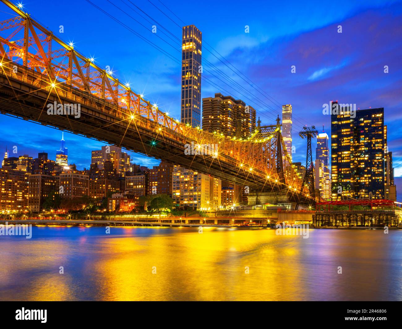 Manhatten Skyline und Queensboro Bridge bei Twilight New York City, NY, Vereinigte Staaten von Amerika Stockfoto