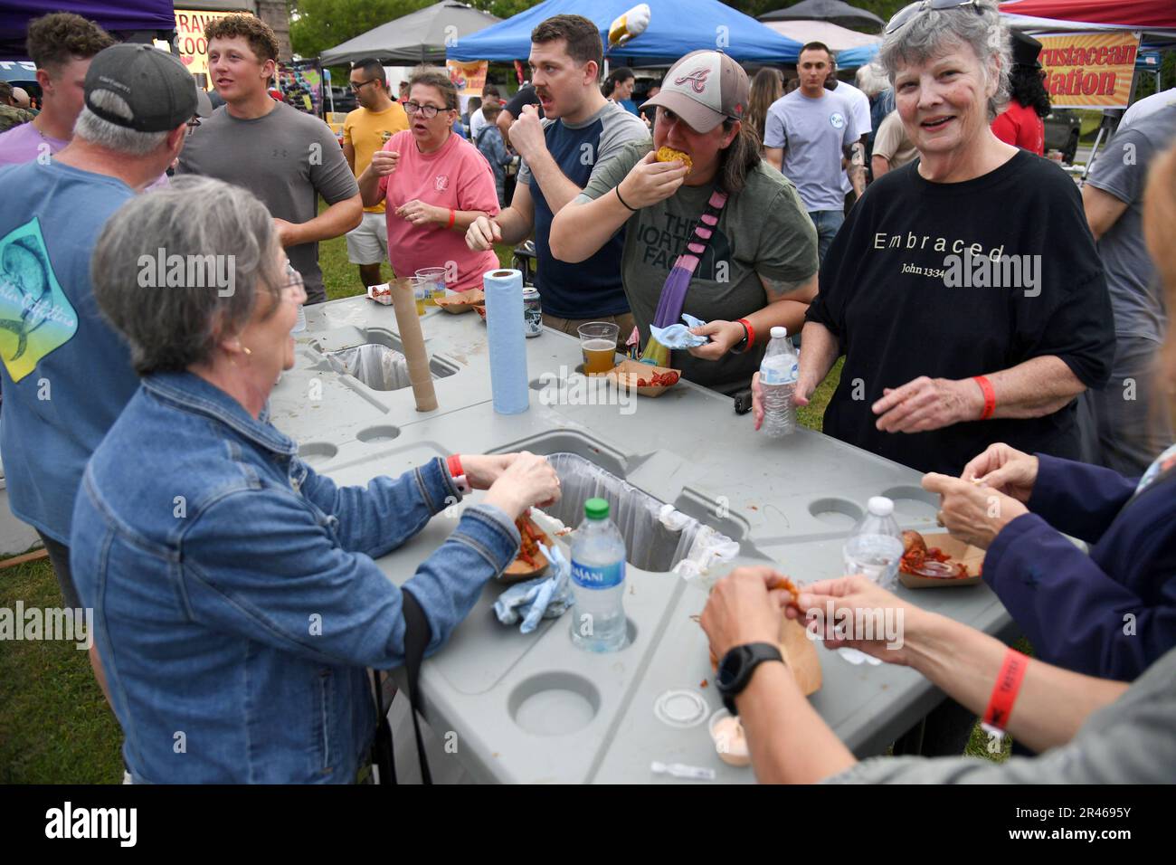 Mitarbeiter von Keesler nehmen am 24. März 2023 am Keesler Air Force Base, Mississippi, am 11. Jährlichen Crawfish Cook-Off vor dem Bay Breeze Event Center Teil. Mehr als 20 Teams nahmen an der Veranstaltung Teil, und mehr als 1.800 kg Langusten wurden verteilt. Stockfoto