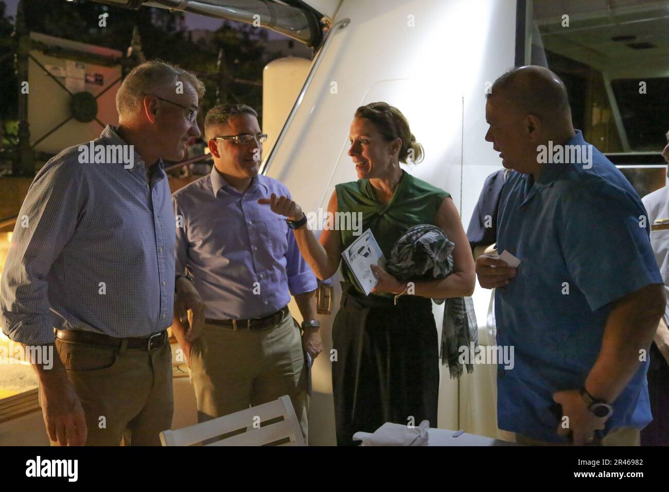 Hintere ADM. Christopher Smith, Commander Australian Fleet, (links), Captain Toby Reid, USA Attaché der Küstenwache in Australien, Commander. Amanda Ramassini, USA Küstenwache Attache für Australien und Vizeadmiral Andrew Tiongson, US-Befehlshaber Coast Guard Pacific Area, diskutieren Sie Partnerschaften in Sydney, Australien, Februar 3. 2023. USA Die Partner der Küstenwache und Australiens erörterten Möglichkeiten, einen freien und offenen, vernetzten, wohlhabenden, sicheren und widerstandsfähigen Indo-Pazifik voranzubringen. Stockfoto