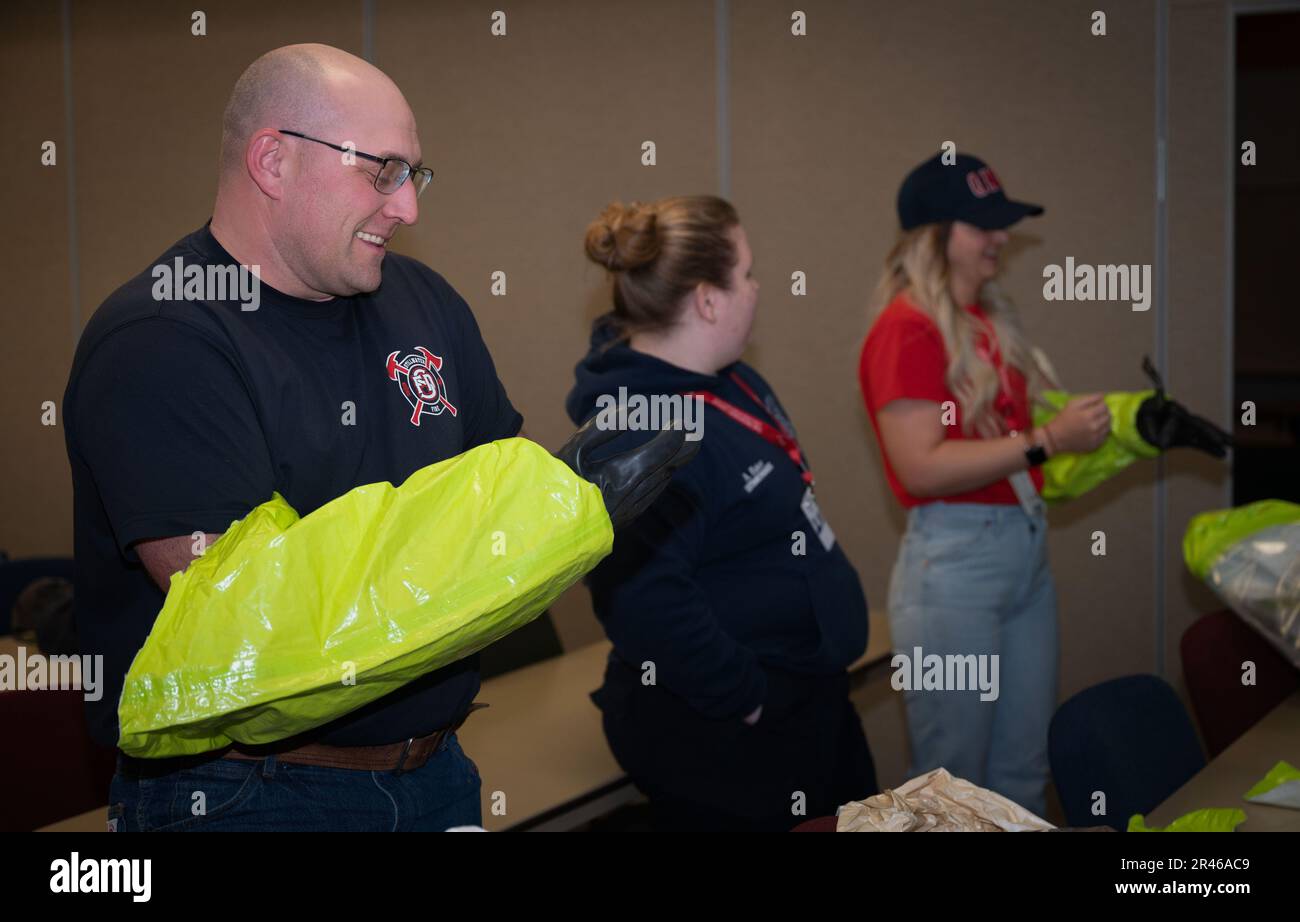 Feuerwehrleute vom Luftwaffenstützpunkt Vance, Okla., werden Teil des Feuerwehrtrainingsteams der Oklahoma State University für die Oklahoma HAZMAT Conference, 29. März 2023. Die Schulungsmöglichkeit bot den Vertragspartnern von Team Vance die Möglichkeit, ihre Fähigkeiten zu verbessern und neues Wissen zu erwerben. Stockfoto