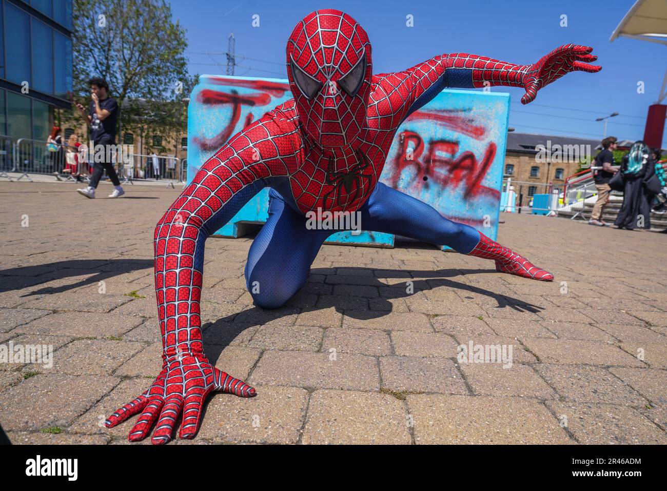 London UK. Am 26. Mai 2023 Trug Ein Teilnehmer ein Spiderman-Kostüm am Eröffnungstag des jährlichen MCM-Comics. Die MCM Comic con Convention konzentriert sich auf Videospiele, Sci-Fi, Cosplay und populäre Medien und findet ab dem 26-28. Mai drei Tage lang im Excel Center in London Docklands Credit: amer ghazzal/Alamy Live News statt Stockfoto