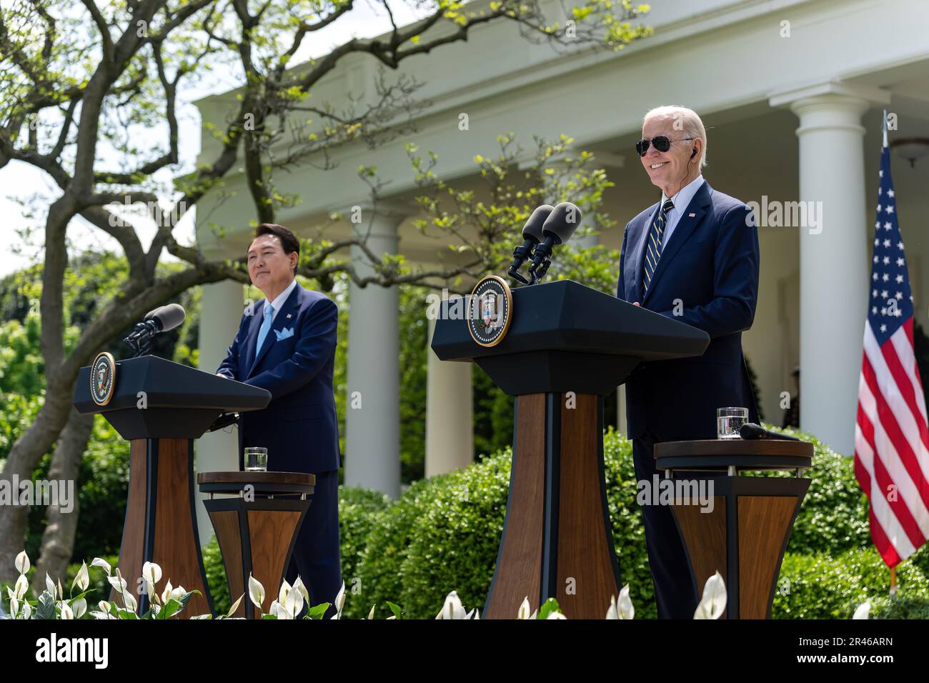Präsident Joe Biden und Präsident der Republik Korea Yoon Suk Yeol veranstalten am Mittwoch, den 26. April 2023, eine gemeinsame Pressekonferenz im Rosengarten des Weißen Hauses. (Offizielles Foto des Weißen Hauses von Cameron Smith) Stockfoto