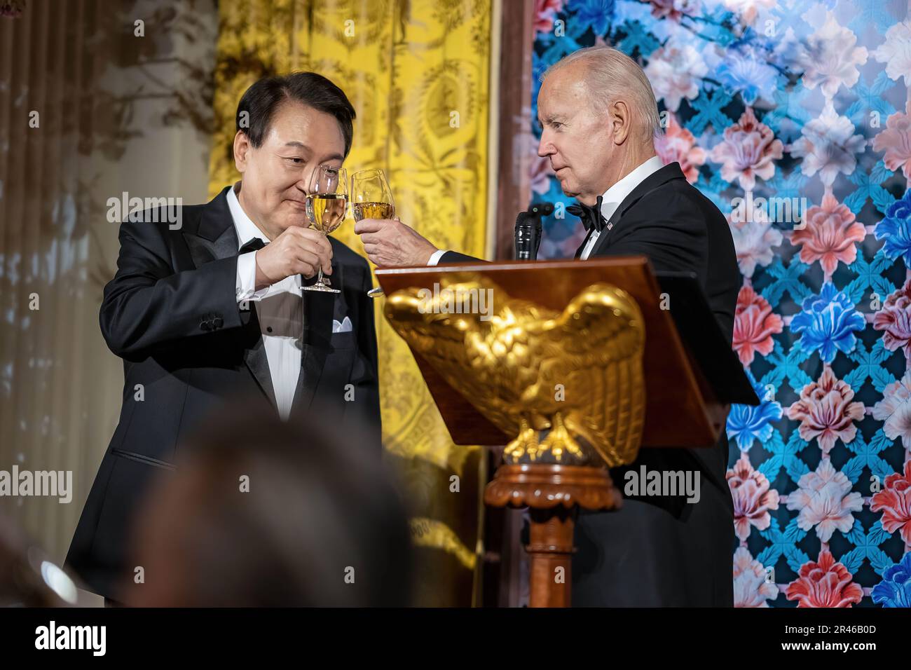 Präsident Joe Biden und Präsident Yoon Suk Yeol von der Republik Korea bringen anlässlich des Staatsessens am Mittwoch, den 26. April 2023, im Ostzimmer des Weißen Hauses Toasts aus. (Offizielles Foto des Weißen Hauses von Adam Schultz) Stockfoto