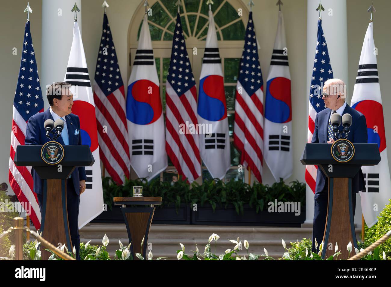 Präsident Joe Biden und Präsident der Republik Korea Yoon Suk Yeol veranstalten am Mittwoch, den 26. April 2023, eine gemeinsame Pressekonferenz im Rosengarten des Weißen Hauses. (Offizielles Foto des Weißen Hauses von Cameron Smith) Stockfoto