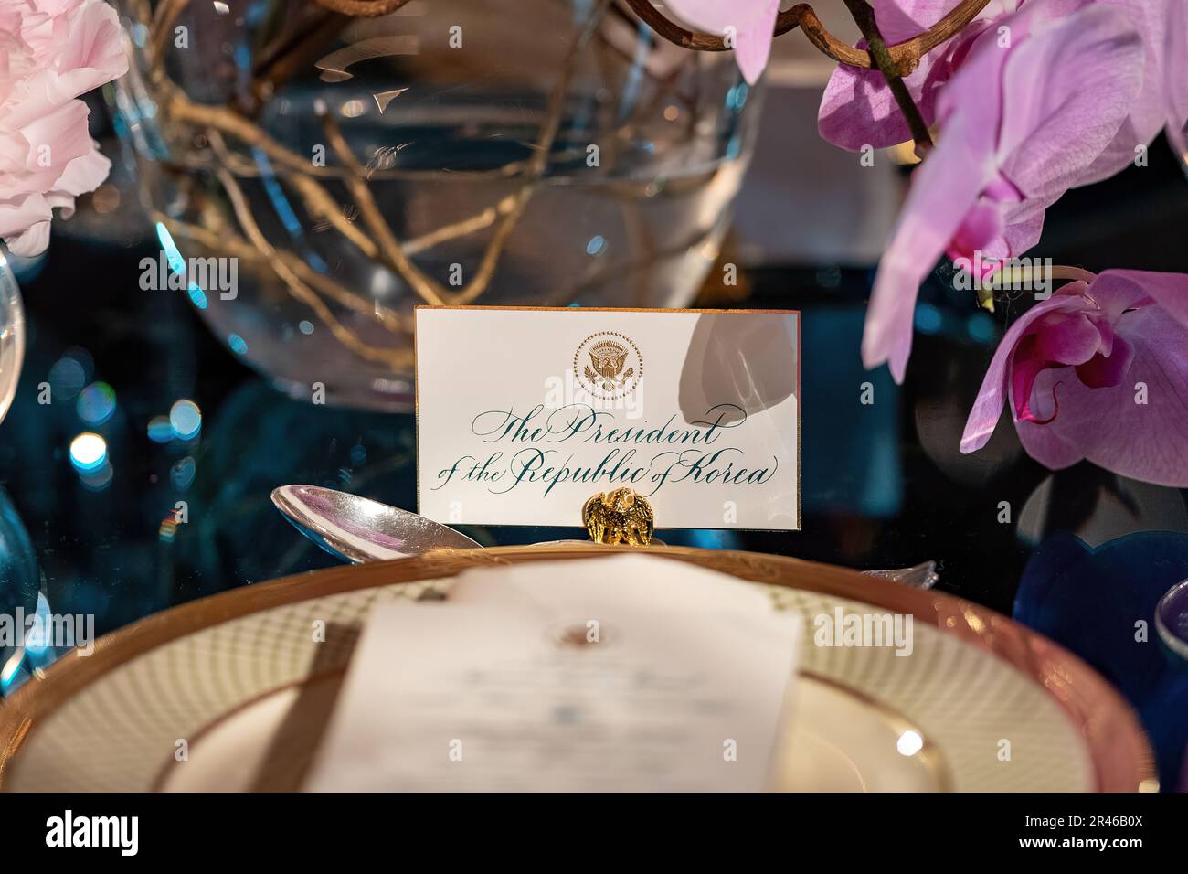 Die Tische im East Room des Weißen Hauses sind für ein Staatsessen zu Ehren des Präsidenten der Republik Korea Yoon Suk Yeol und der First Lady Kim Keon Hee am Mittwoch, den 26. April 2023, gedeckt. (Offizielles Foto des Weißen Hauses von Katie Ricks) Stockfoto