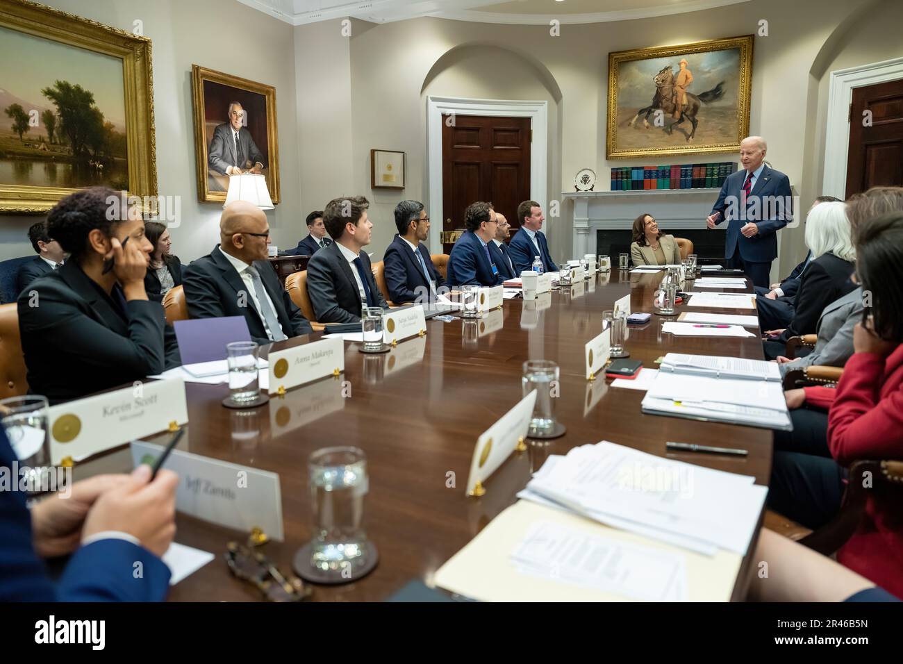 Präsident Joe Biden kommt am Donnerstag, den 4. Mai 2023, zu einem Treffen mit Vizepräsident Kamala Harris und CEO von AI im Roosevelt-Raum des Weißen Hauses. (Offizielles Foto des Weißen Hauses von Adam Schultz) Stockfoto