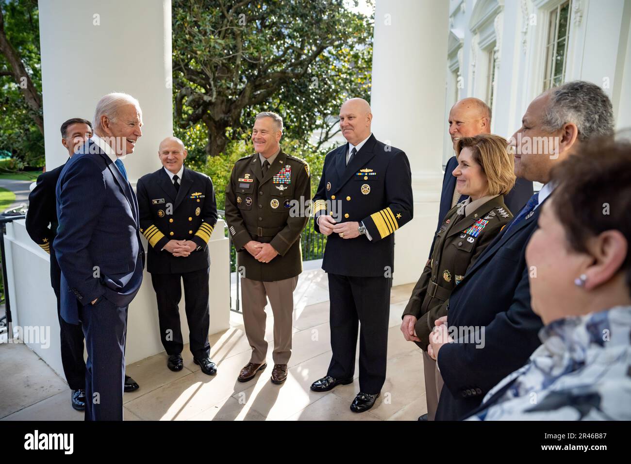 Präsident Joe Biden mischt sich mit Gästen bei einem Abendessen für Combatant Commanders am Mittwoch, den 3. Mai 2023, auf dem Blue Room Balkon des Weißen Hauses. (Offizielles Foto des Weißen Hauses von Adam Schultz) Stockfoto