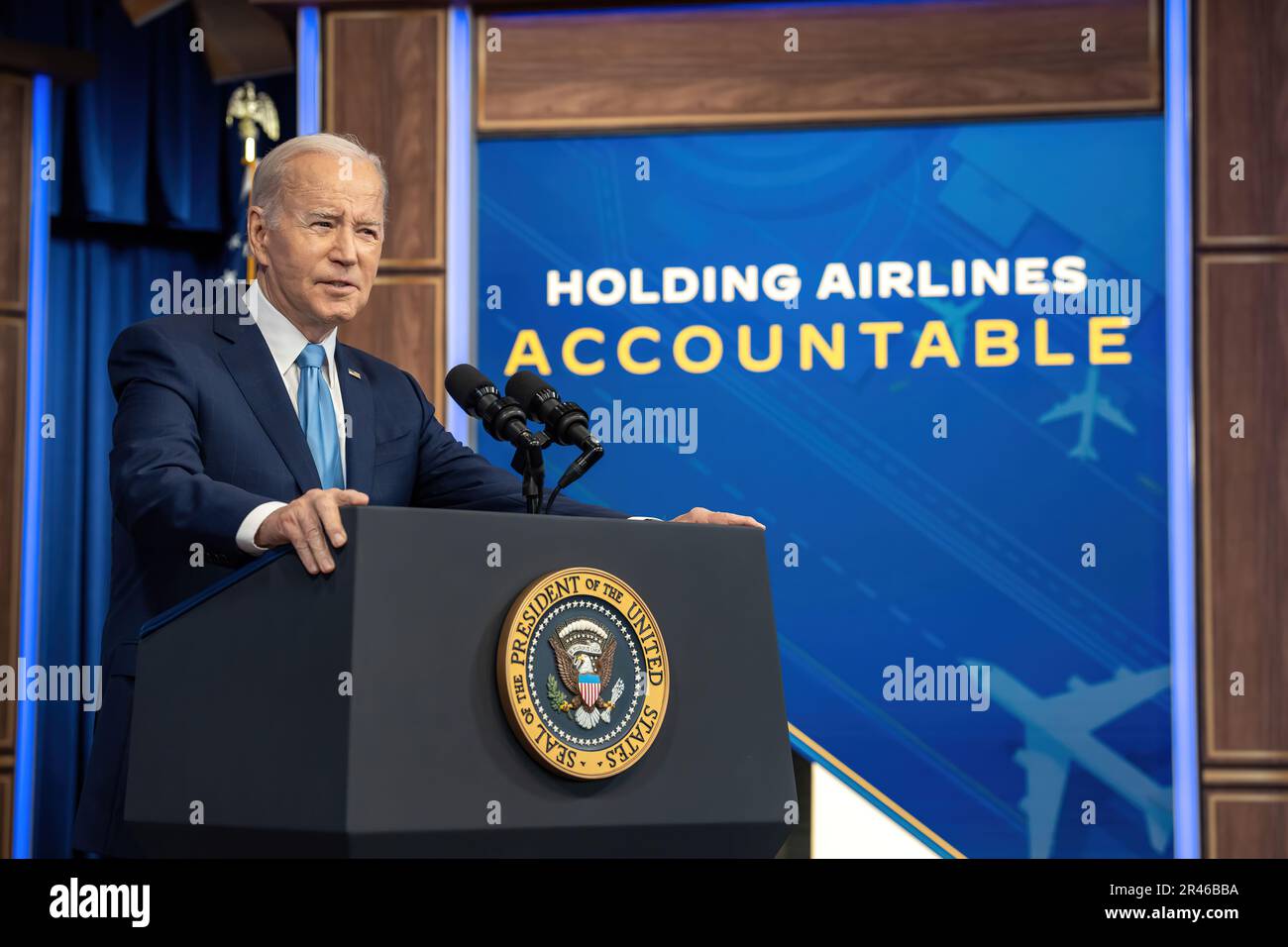 Präsident Joe Biden hält am Montag, den 8. Mai 2023, im Südgerichtshof des Verwaltungsgebäudes Eisenhower im Weißen Haus eine Rede über die Verantwortlichkeit der Fluggesellschaften und den Verbraucherschutz. (Offizielles Foto des Weißen Hauses von Cameron Smith) Stockfoto