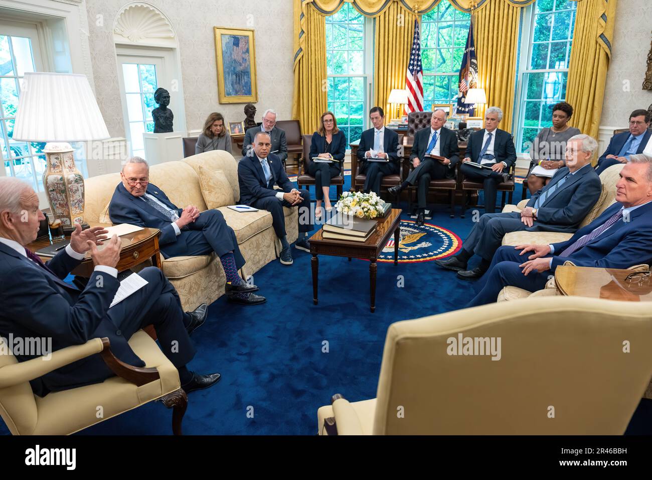 Präsident Joe Biden trifft sich mit dem Mehrheitsführer des Senats Chuck Schumer (D-NY), dem Minderheitenführer Mitch McConnell (R-KY), dem Haussprecher Kevin McCarthy (R-CA) und dem Minderheitenführer Hakeem Jeffries (D-NY), um am Dienstag, den 9. Mai 2023, im Oval Office des Weißen Hauses über die Schuldengrenze zu diskutieren. (Offizielles Foto des Weißen Hauses von Adam Schultz) Stockfoto
