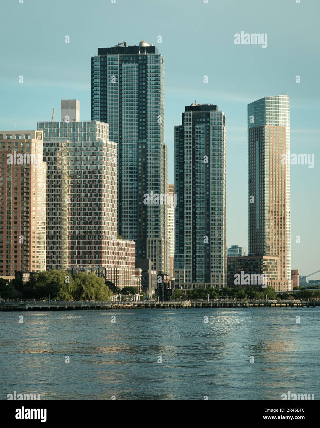 Blick auf Long Island City von Roosevelt Island, New York City Stockfoto