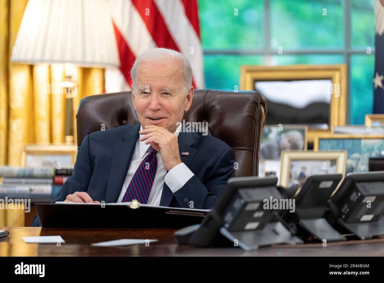 Präsident Joe Biden spricht am Dienstag, den 9. Mai 2023, im Oval Office des Weißen Hauses mit dem mexikanischen Präsidenten Andrés Manuel López Obrador. (Offizielles Foto des Weißen Hauses von Adam Schultz) Stockfoto