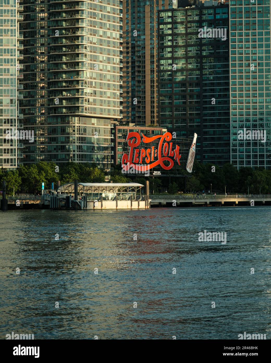 Blick auf Long Island City von Roosevelt Island, New York City Stockfoto