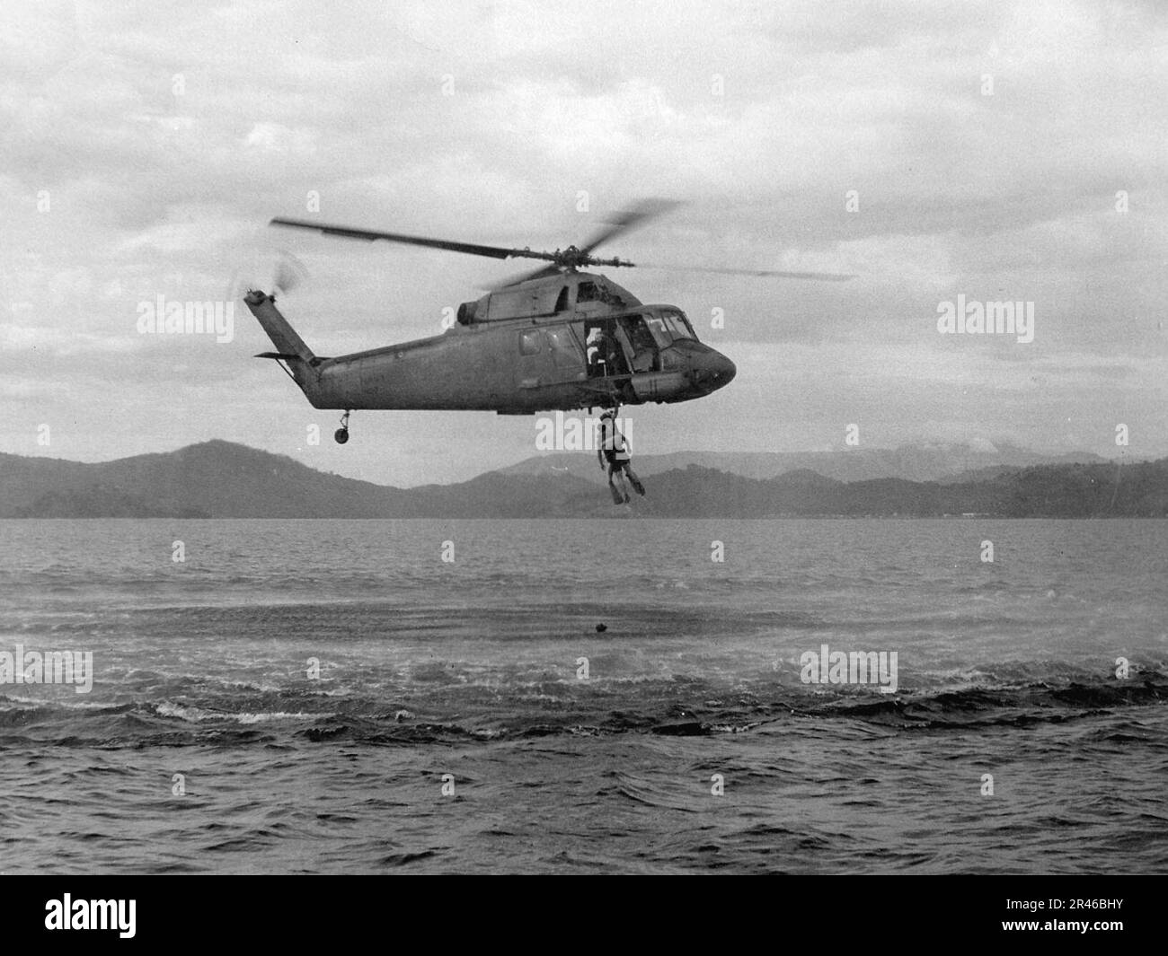 UH-2A Seasprite von HC-7 macht eine Praxiserholung in Subic Bay, Dezember 1969 (NNAM.2011.113.193) Stockfoto