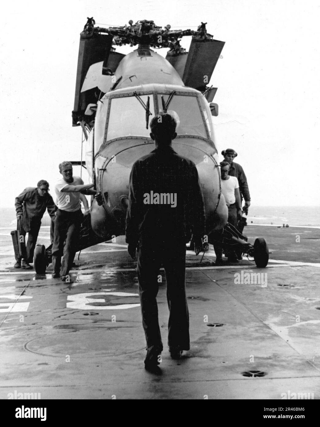 UH-2 Seasprite of HC-7 an Bord der USS Truxtun (DLGN-35) vor Vietnam, im Dezember 1969 (NNAM.2011.113.373) Stockfoto