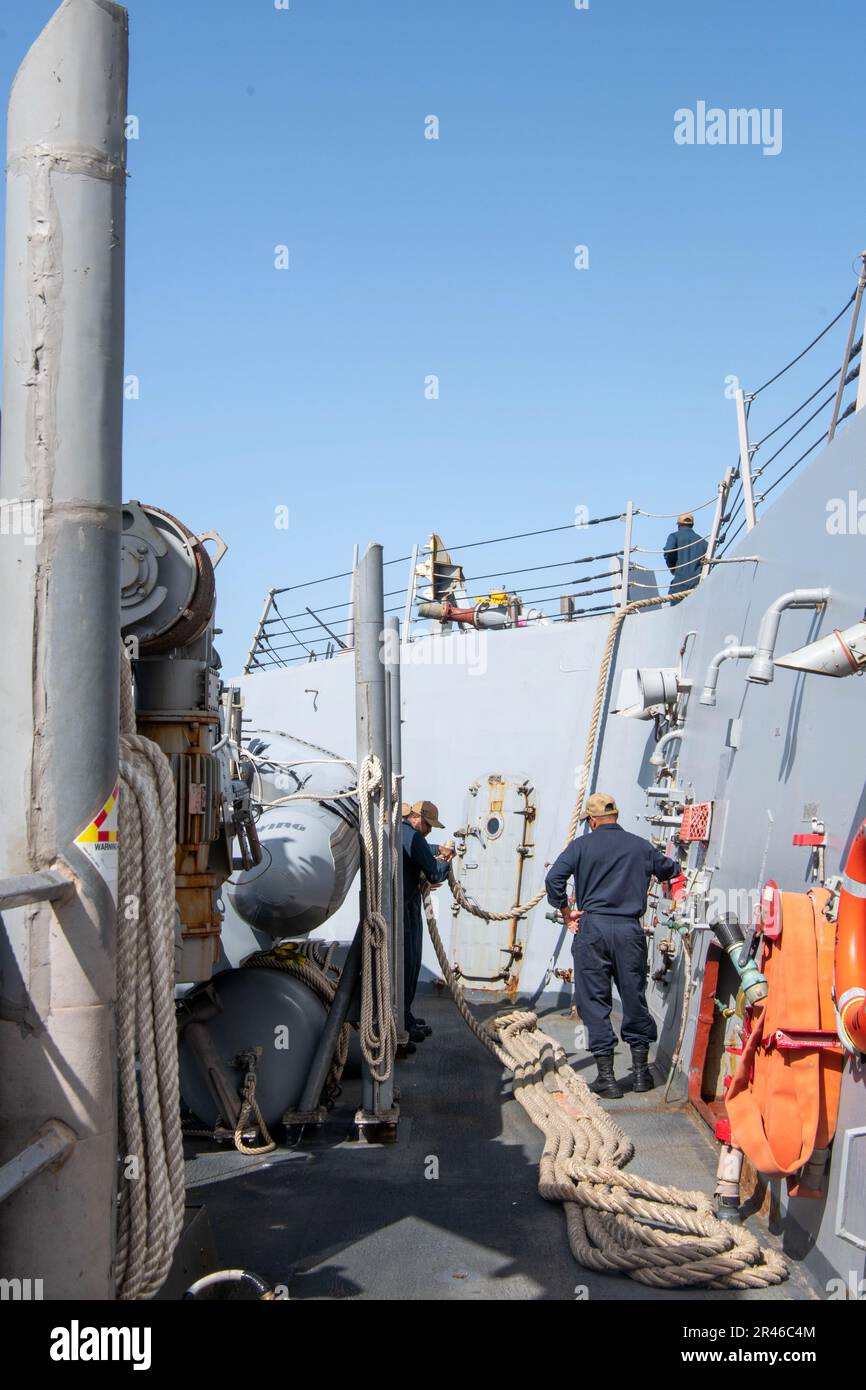 230326-N-MG537-1062 LAS PALMAS, SPANIEN (26. März 2023) Seeleute an Bord des Arleigh Burke-Klasse-geführten Raketenzerstörers USS Bulkeley (DDG 84) verstauen beim Verlassen von Las Palmas, Spanien, am 26. März 2023 Anlegestellen. Bulkeley ist routinemäßig in den USA tätig Marinestreitkräfte in Europa und Afrika Einsatzgebiet, angestellt von den USA Sechste Flotte, die die Interessen der USA, Allied und Partner verteidigt. Stockfoto