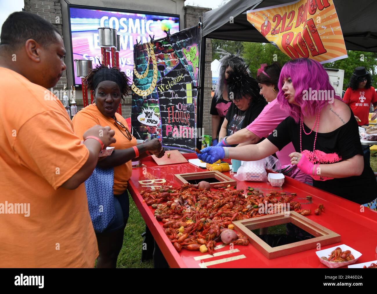 Mitglieder des Teams 212 Bayou Boil servieren Keesler Personal während des 11. Jährlichen Crawfish Cook-Off vor dem Bay Breeze Event Center am Keesler Air Force Base, Mississippi, 24. März 2023 Krebse. Mehr als 20 Teams nahmen an der Veranstaltung Teil, und mehr als 1.800 kg Langusten wurden verteilt. Stockfoto