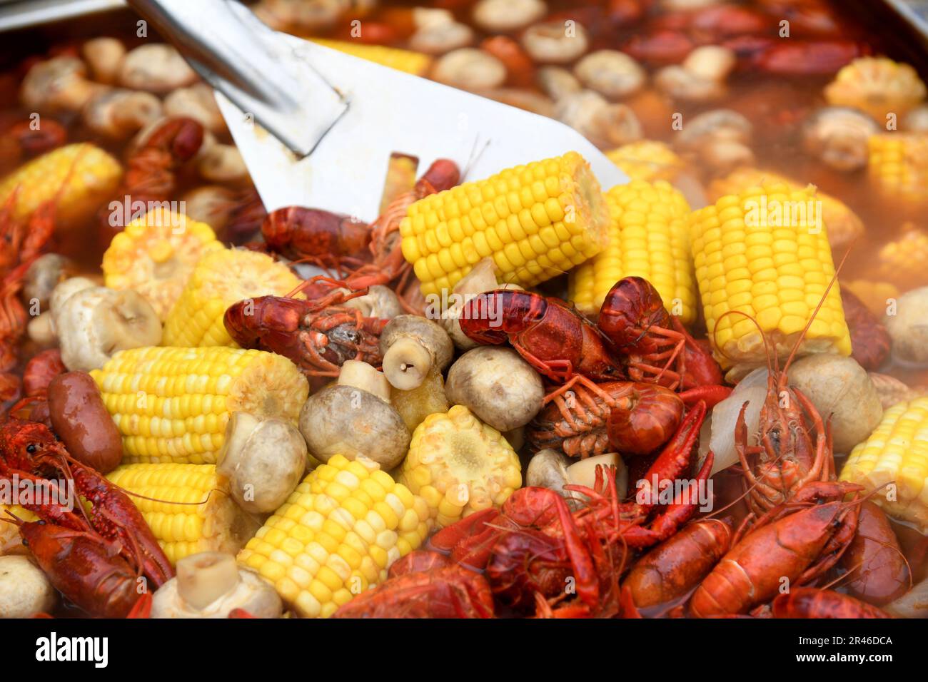 USA Navy Chief Wesley ward, Information Warfare Training Command Keesler Information System Technician, Gründer von Crawfathers Team-Mitgliedern, rührt seinen Topf gekochter Krebse während des 11. Jährlichen Crawfish Cook-Off vor dem Bay Breeze Event Center am Keesler Air Force Base, Mississippi, 24. März 2023. Mehr als 25 Teams nahmen an der Veranstaltung Teil, und mehr als 1.500 kg Langusten wurden verteilt. Stockfoto
