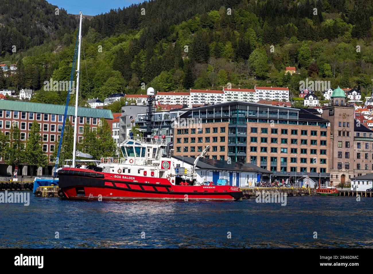 Schleppboot Boa Balder im Hafen von Bergen, Norwegen. Sie liegt am Bradbenken Quay, mit havnekontoret im Hintergrund Stockfoto