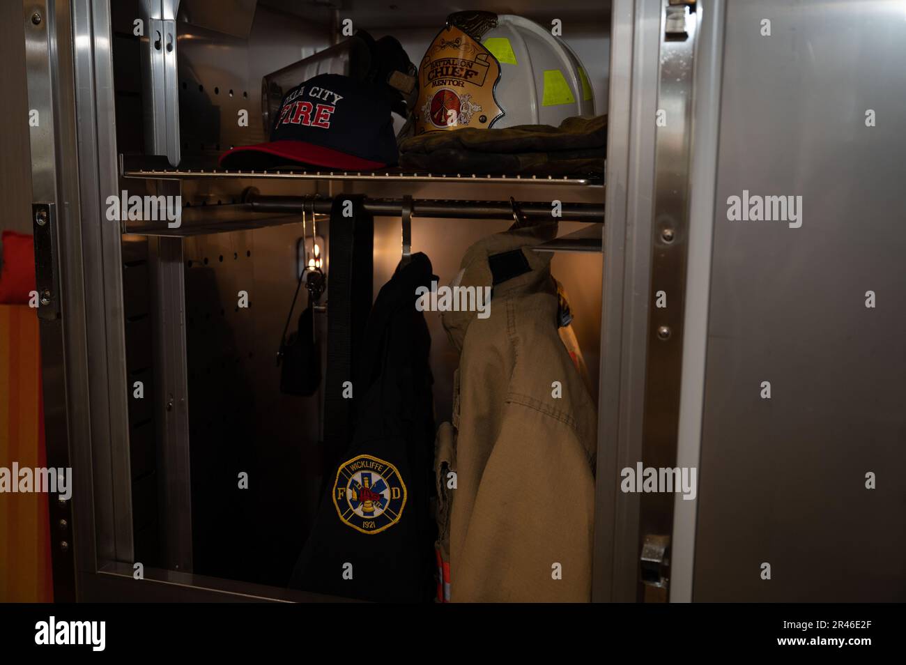 Feuerwehrleute vom Luftwaffenstützpunkt Vance, Okla., werden Teil des Feuerwehrtrainingsteams der Oklahoma State University für die Oklahoma HAZMAT Conference, 29. März 2023. Die Schulungsmöglichkeit bot den Vertragspartnern von Team Vance die Möglichkeit, ihre Fähigkeiten zu verbessern und neues Wissen zu erwerben. Stockfoto