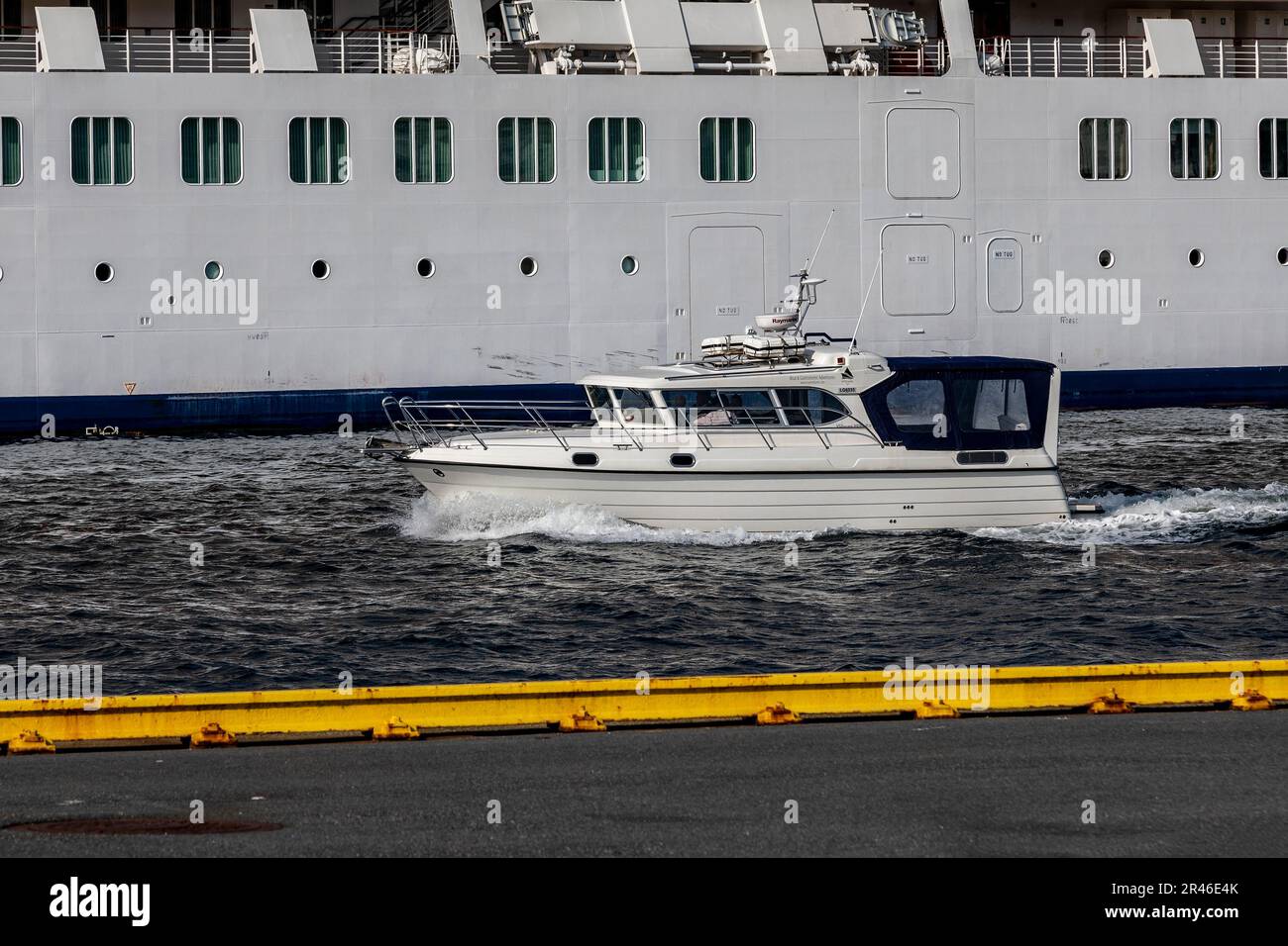 Arbeitsboot Skjellmann, Abfahrt von Vaagen, im Hafen Bergen, Norwegen. Stockfoto