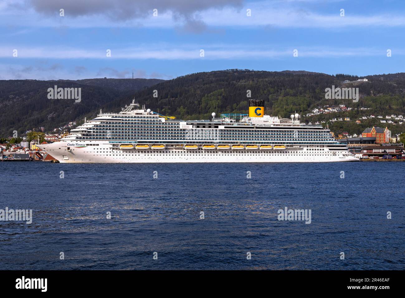 Kreuzfahrtschiff Costa Firenze am Jekteviken Terminal im Hafen von Bergen, Norwegen. Mount Floien im Hintergrund Stockfoto