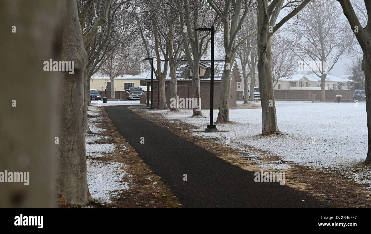 Hardin Field ist am 8. Februar 2023 auf dem Luftwaffenstützpunkt Kirtland, New Mexico, mit Schnee bedeckt. Team Kirtland nutzt Hardin Field für Freizeitaktivitäten, Basisfunktionen, körperliche Fitness-Tests und mehr. Stockfoto