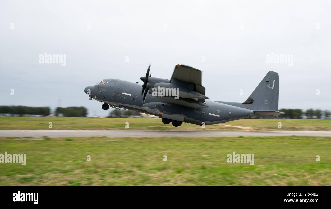 EIN US-AMERIKANISCHER Air Force MC-130J Commando II, dem 353. Special Operations Wing zugewiesen, startet während der Jump Week in IE Shima, Japan, 29. März 2023. Die monatliche Schulung ermöglicht es dem Flugpersonal, Flugtaktiken und zeitlich festgelegte Paketabgaben zu üben, während Pararescuemen und Spezialtaktiken von Airmen ihre Fallschirmfähigkeiten trainieren. Stockfoto