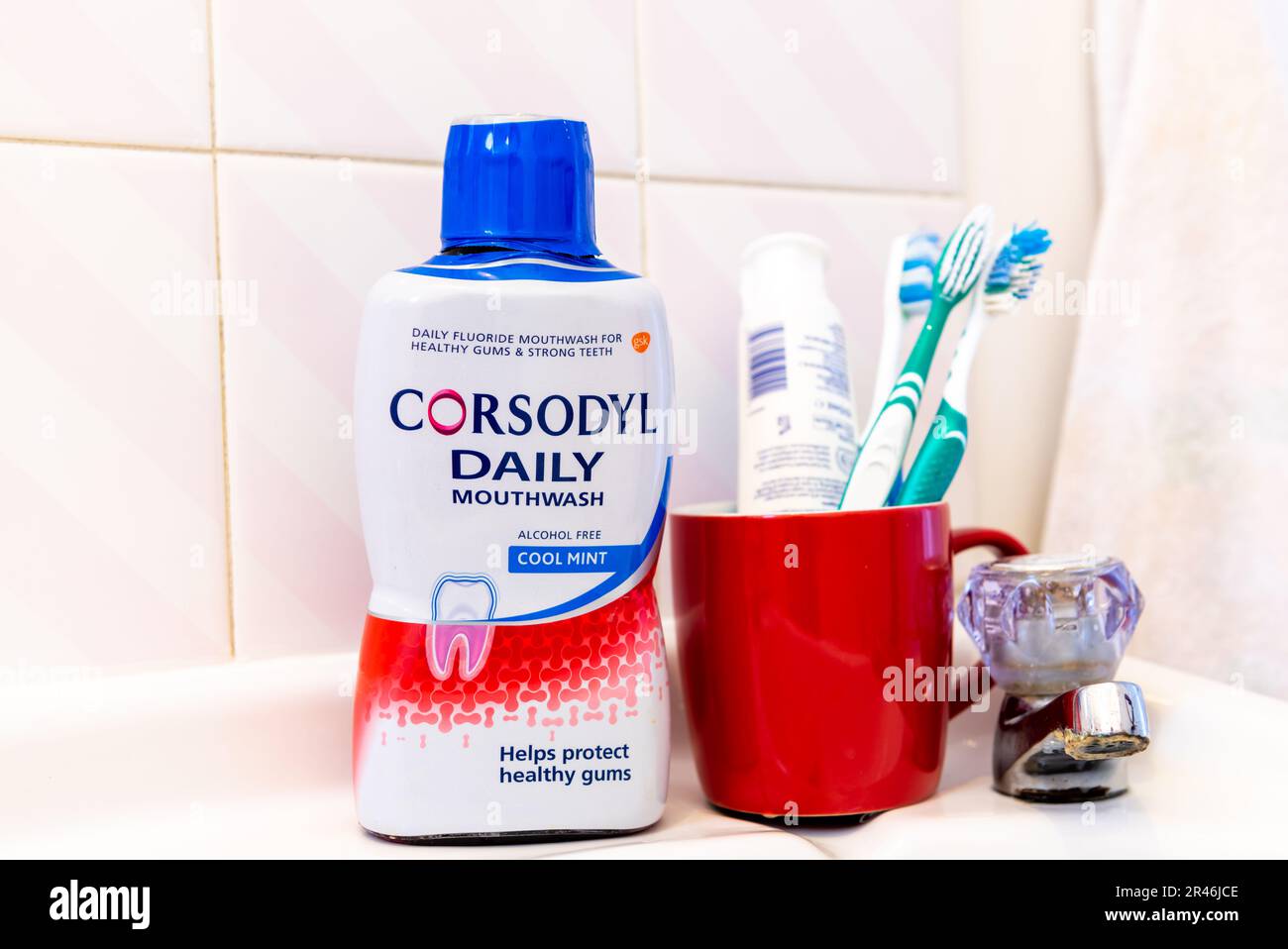 Nach London. GROSSBRITANNIEN - 05.21.2023. Eine Flasche Corsodyl-Mundspülung auf einem Waschbecken im Badezimmer. Stockfoto