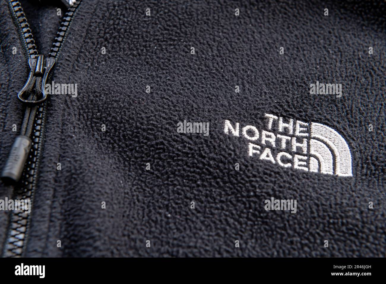 Nach London. UK-05.23.2023. Das Namensschild auf einer Jacke des amerikanischen Herstellers von Outdoor-Freizeitprodukten, The North Face. Stockfoto