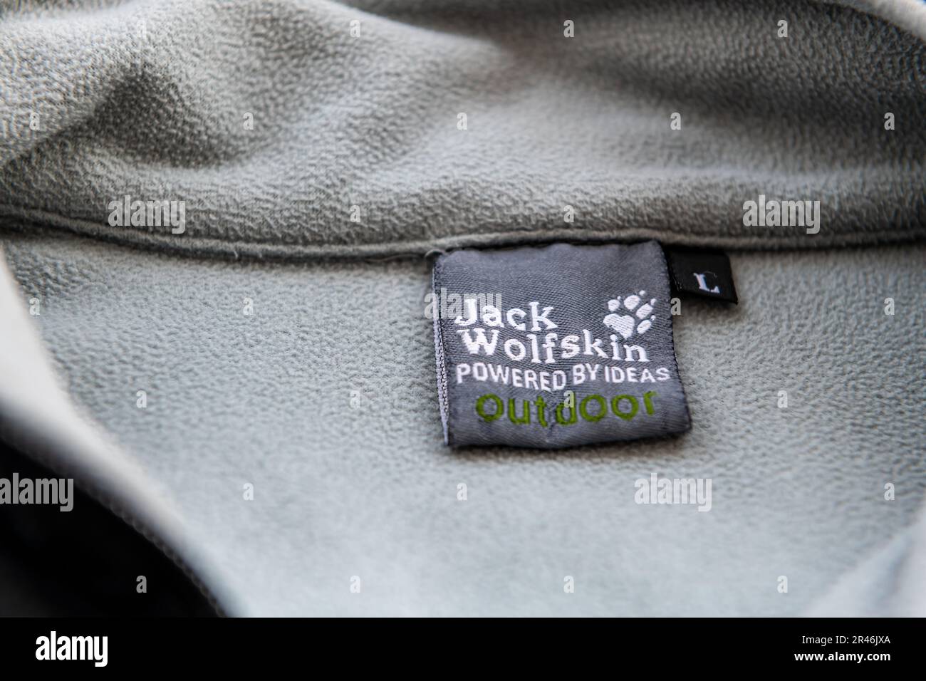 Nach London. UK-05.23.2023. Das Namensschild auf einer Jacke des deutschen Outdoor-Bekleidungs- und Ausrüstungsherstellers Jack Wolfskin. Stockfoto