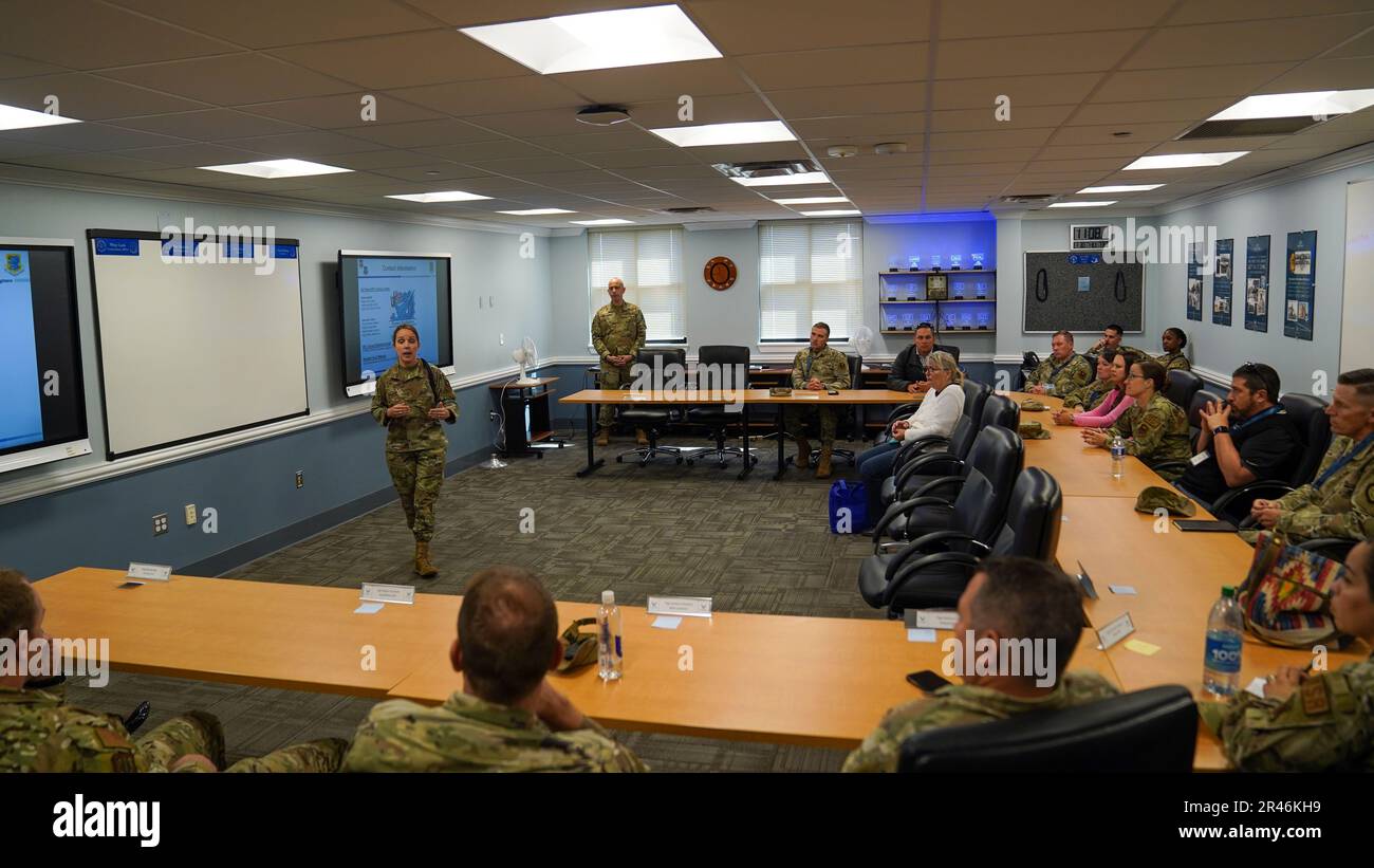 USA Air Force Senior Master Sgt. Kristen Jordan Elliott, Second Air Force Military Training Leader Functional Manager, gibt den Teilnehmern des Technical Training 101 einen Überblick über den MTL-Grundkurs am Keesler Air Force Base, Mississippi, 30. März 2023. TT 101 wurde in Keesler abgehalten, um zweite Air Force Wing-Leiter über technische Trainingsinnovationen in der gesamten Air Force zu informieren. Stockfoto