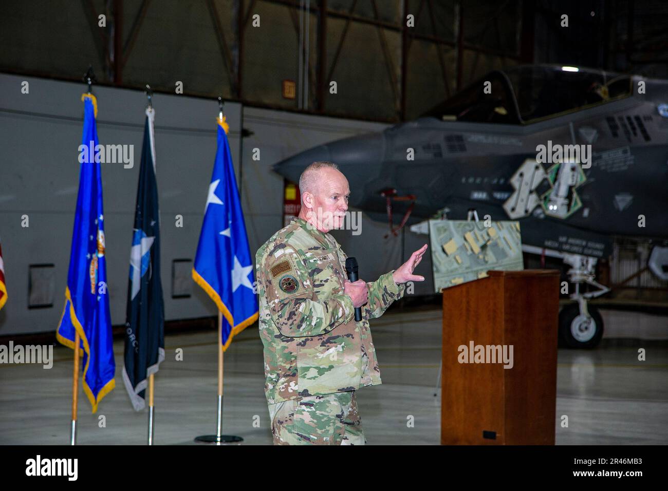 DV - Generalleutnant Schmidt, F-35 PEO Visit, F-35 ITF Edwards AFB, Ca., 22. März 2023. Stockfoto