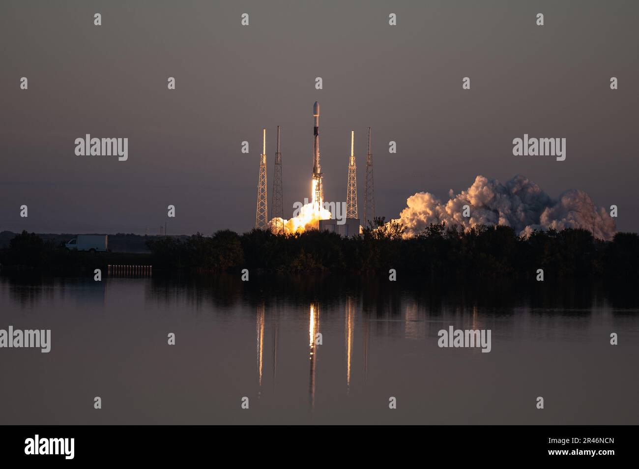 Eine SpaceX Falcon 9-Rakete mit der GPS III SV06-Nutzlast startet vom Space Launch Complex-40 in der Cape Canaveral Space Force Station, FLA, am 18. Januar 2023. Das übergeordnete Ziel von GPS III ist es, den amerikanischen Kriegern, unseren Verbündeten und zivilen Nutzern nachhaltige, zuverlässige GPS-Funktionen zu bieten. GPS bietet Ortungs-, Navigations- und Timing-Service für zivile und militärische Benutzer weltweit. Stockfoto