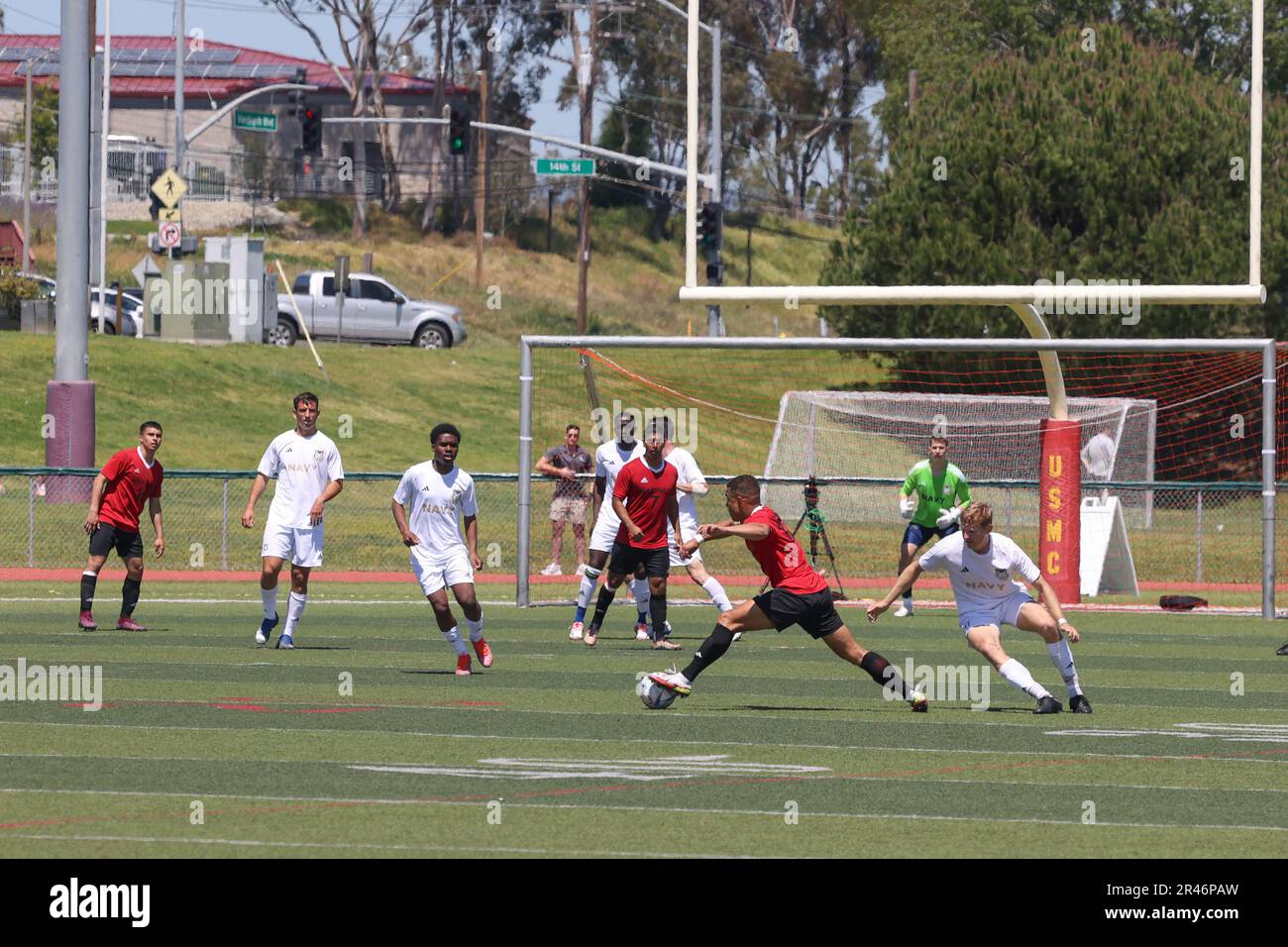 EIN US-AMERIKANISCHER Marine with the Marine Corps Fußball-Team dribbelt den Ball während eines Spiels mit dem Navy Fußball-Team bei der Armed Forces Männer Fußball-Meisterschaft 2023 im Paige Field House im Marine Corps Base Camp Pendleton, Kalifornien, 9. April 2023. Die Meisterschaft findet vom 5. Bis 11. April im Camp Pendleton statt. Stockfoto