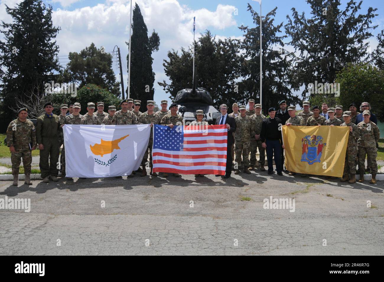 Hochrangige Verteidigungsführer der Vereinigten Staaten von Amerika und der Republik Zypern versammeln sich für ein Gruppenfoto im Hauptquartier der 20. Panzerbrigade in Kornos, Republik Zyrpus, 29. März 2023. Stockfoto