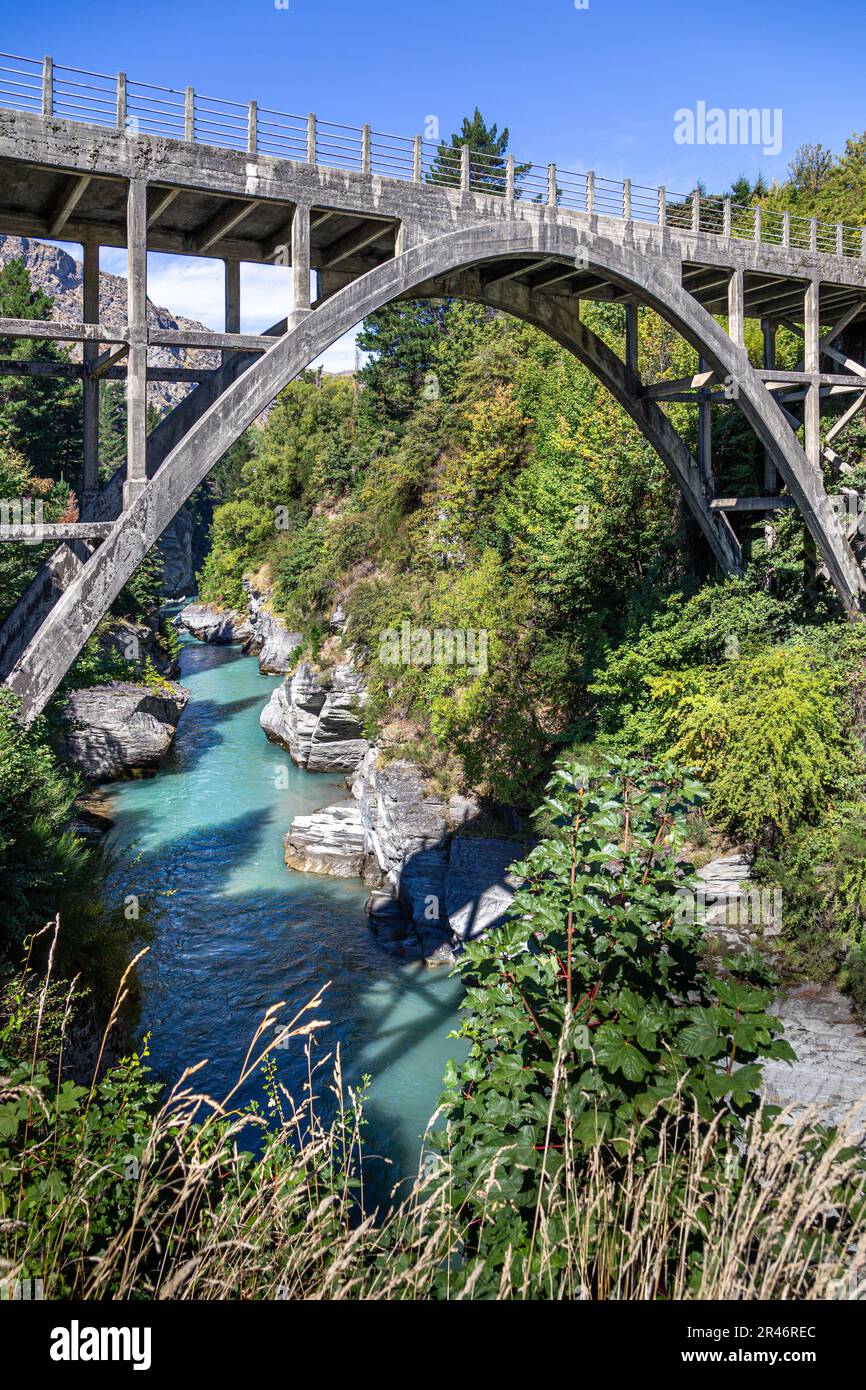 Die Betonbogenstruktur der Edith Cavell Bridge über dem Shotover River in Neuseeland Stockfoto