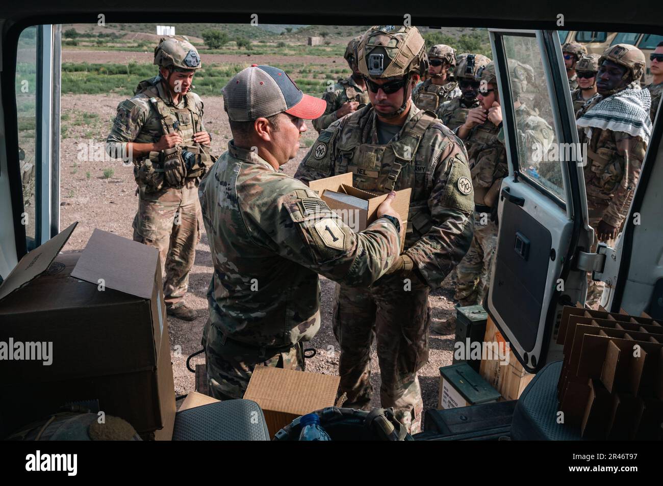 USA Soldaten der Task Force Wolfhound verteilen 40-mm-Granaten am Arta Range, Dschibuti, 30. März 2023. Die TFWH, die die Ostafrikanische Eingreiftruppe leitet, ist bereit, rasch Krisenreaktionsoperationen in ganz Ostafrika durchzuführen und die Interessen der USA zu wahren. Stockfoto