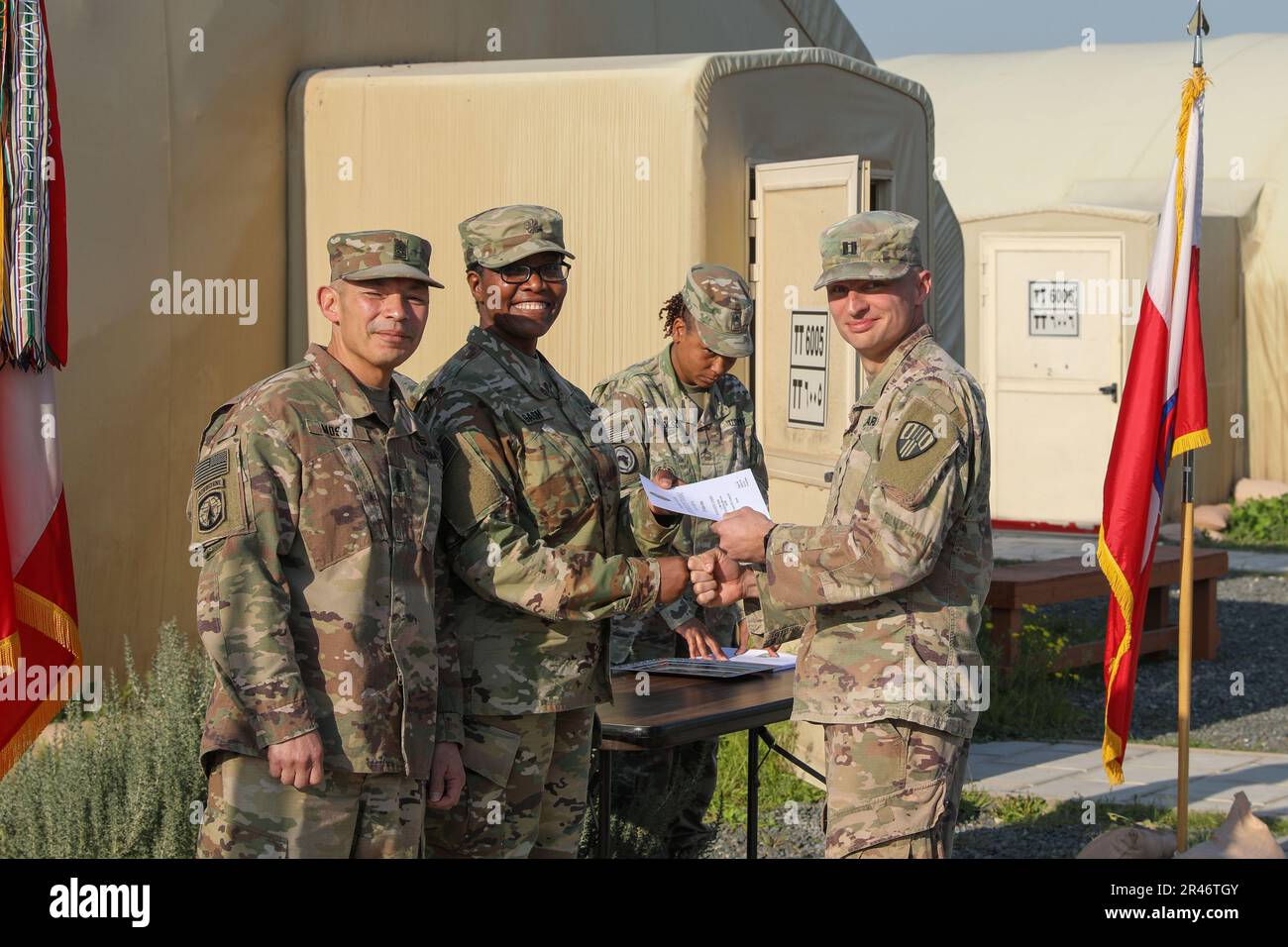 USA Armeekapitän Albert Ames, Stabsoffizier beim 369. Sondereinsatzbataillon, posiert für ein Foto mit Major Maurisha Dash, Offizier der 143. Nachhaltigkeitskommando-Expeditionstruppe, während einer Abschlusszeremonie für Gleichstellungsführer am 28. Januar 2023 in Camp Arifjan, Kuwait. Stockfoto