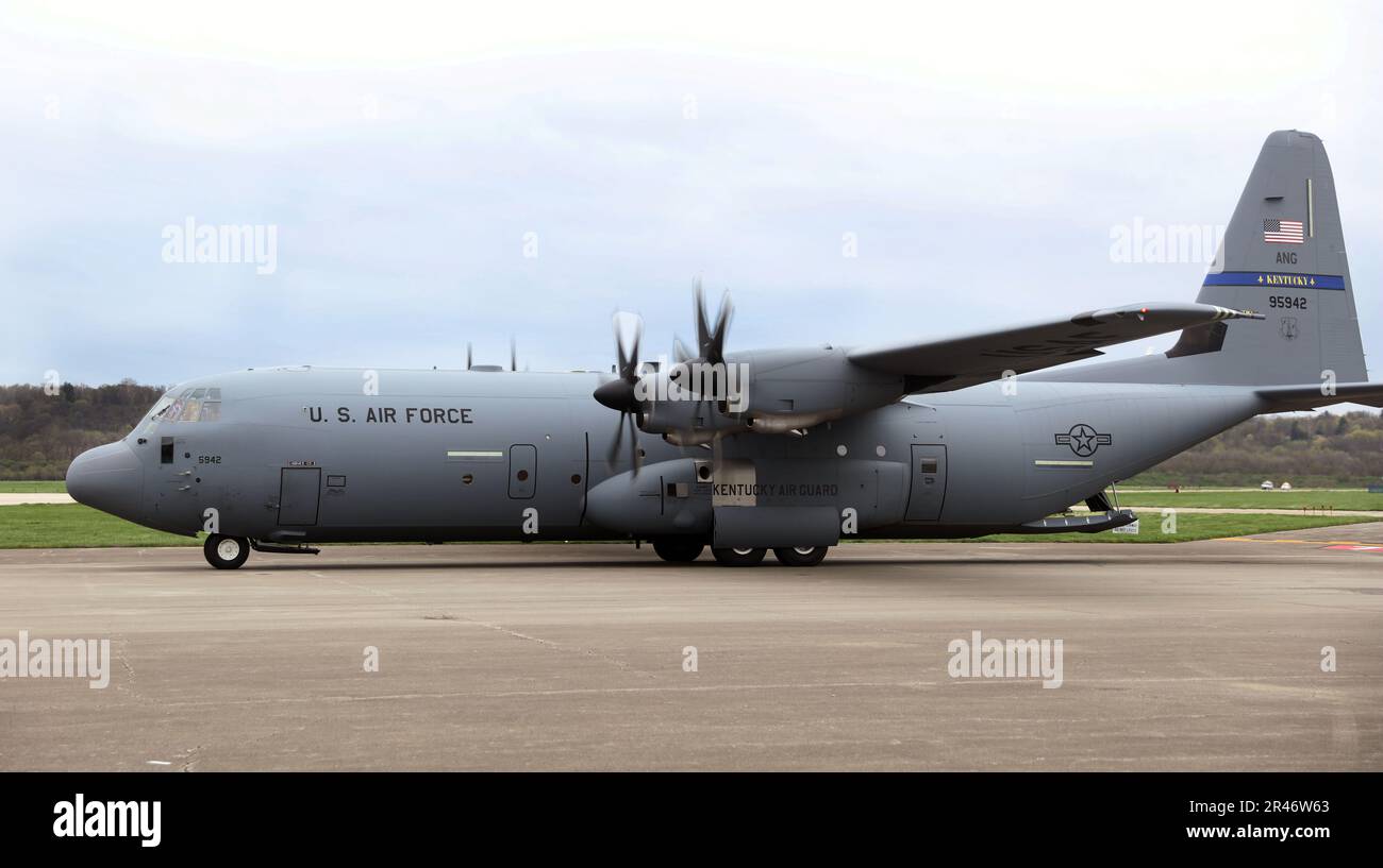 Piloten mit dem 123. Luftwaffenflügel der Air National Guard aus Louisville, Kentucky, nehmen ihr C-130J Hercules Flugzeug am Cincinnati Municipal Airport, 6. April 2023. Das Flugzeug war Teil der Ausbildung zwischen den USA Air Force's 445. Aeromedical Evacuation Squadron und das Center for the Sustainment of Trauma and Readiness Skills (C-STARS)-Programm am University of Cincinnati Medical Center. Critical Care Air Transport Teams (CCATTs), die im Rahmen des C-STARS-Kurses in Trauma und Intensivmedizin an Bord des Flugzeugs geschult wurden Stockfoto