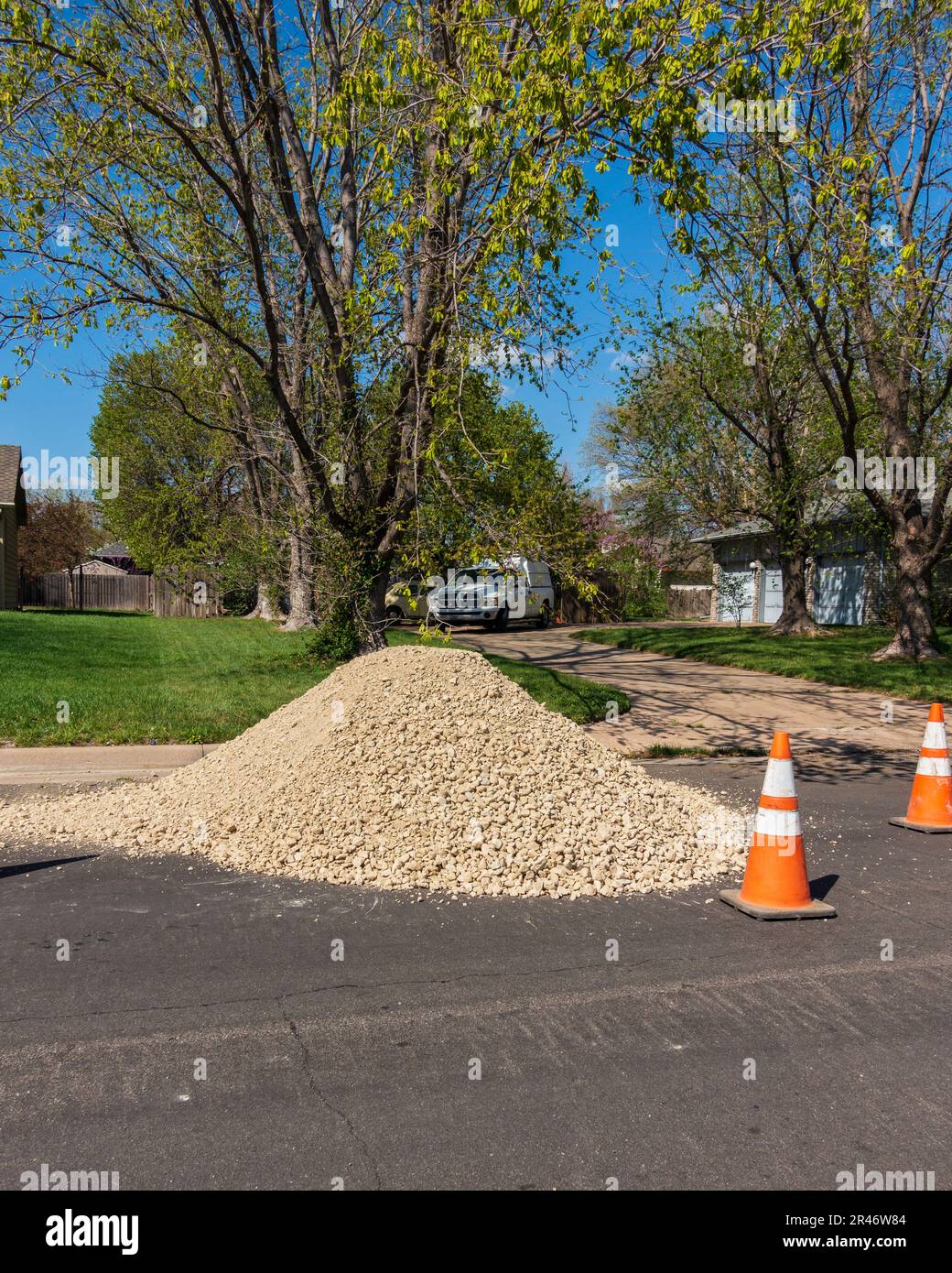 Ein Haufen Felsen für Landschaftsbau oder Straßenbau mit orangefarbenen Verkehrskegeln, die ihn markieren. Kansas, USA. Stockfoto